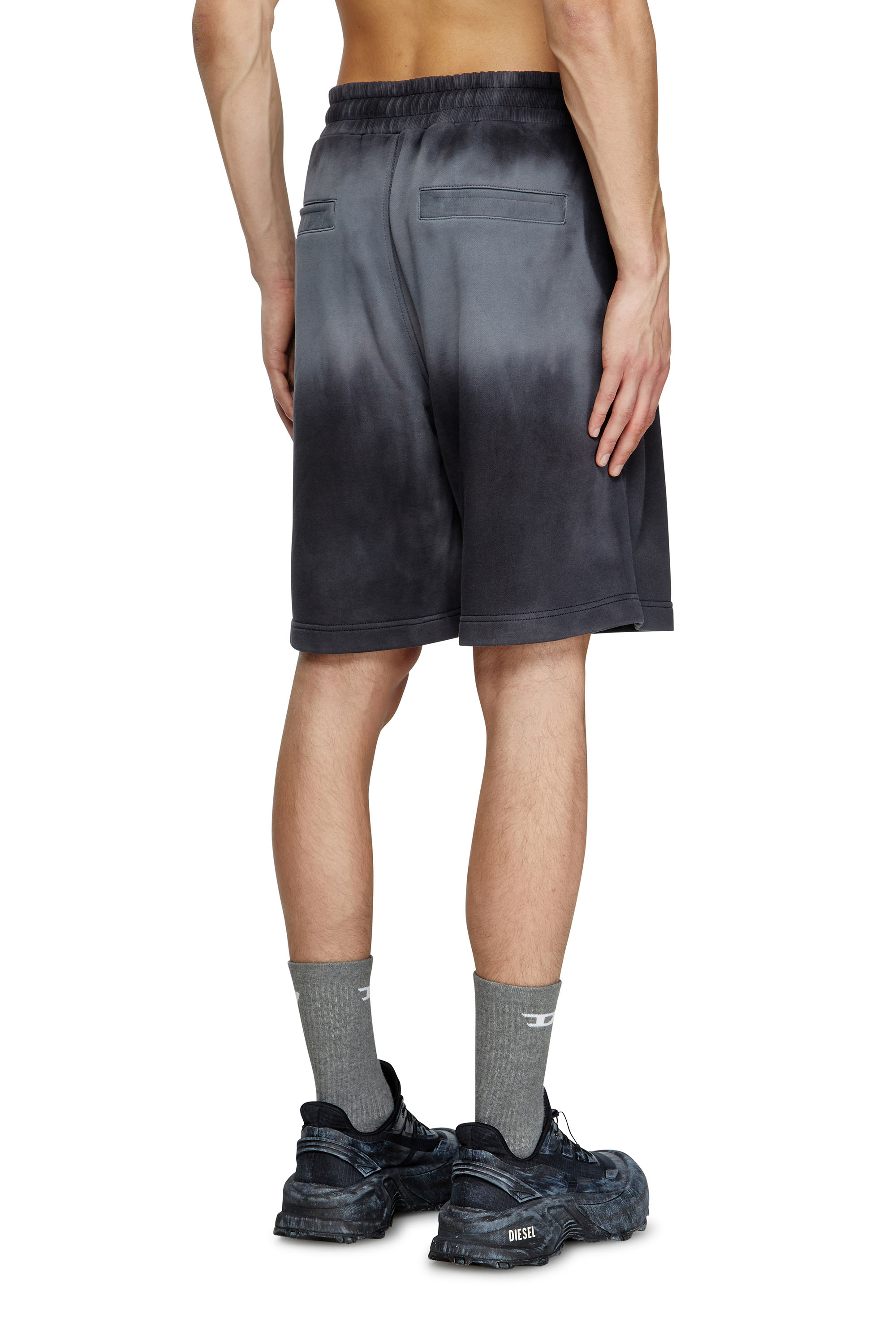 Diesel - P-CROWNE-R1, Short in felpa sfumata con micro logo Uomo in Nero - 4