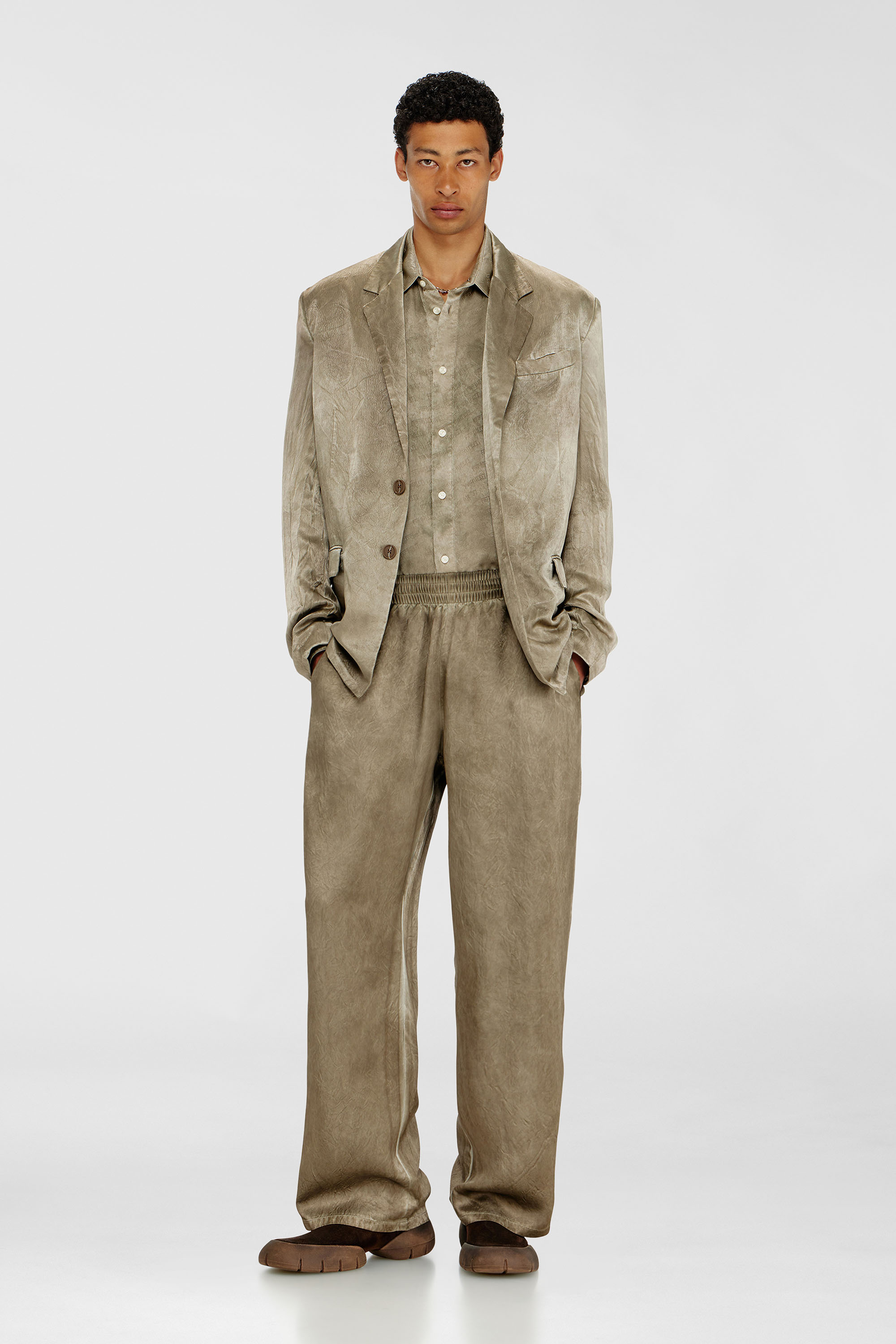Diesel - P-THECK-AGCT, Pantaloni in raso stropicciato Uomo in Marrone - 1