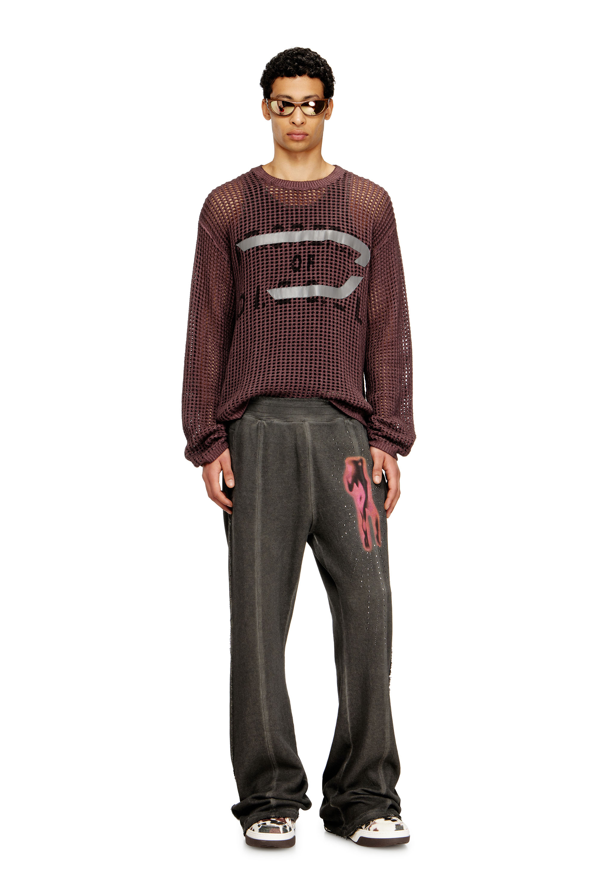 Diesel - P-QUINN, Pantaloni tuta con borchie e stampa grafica Uomo in Grigio - 2