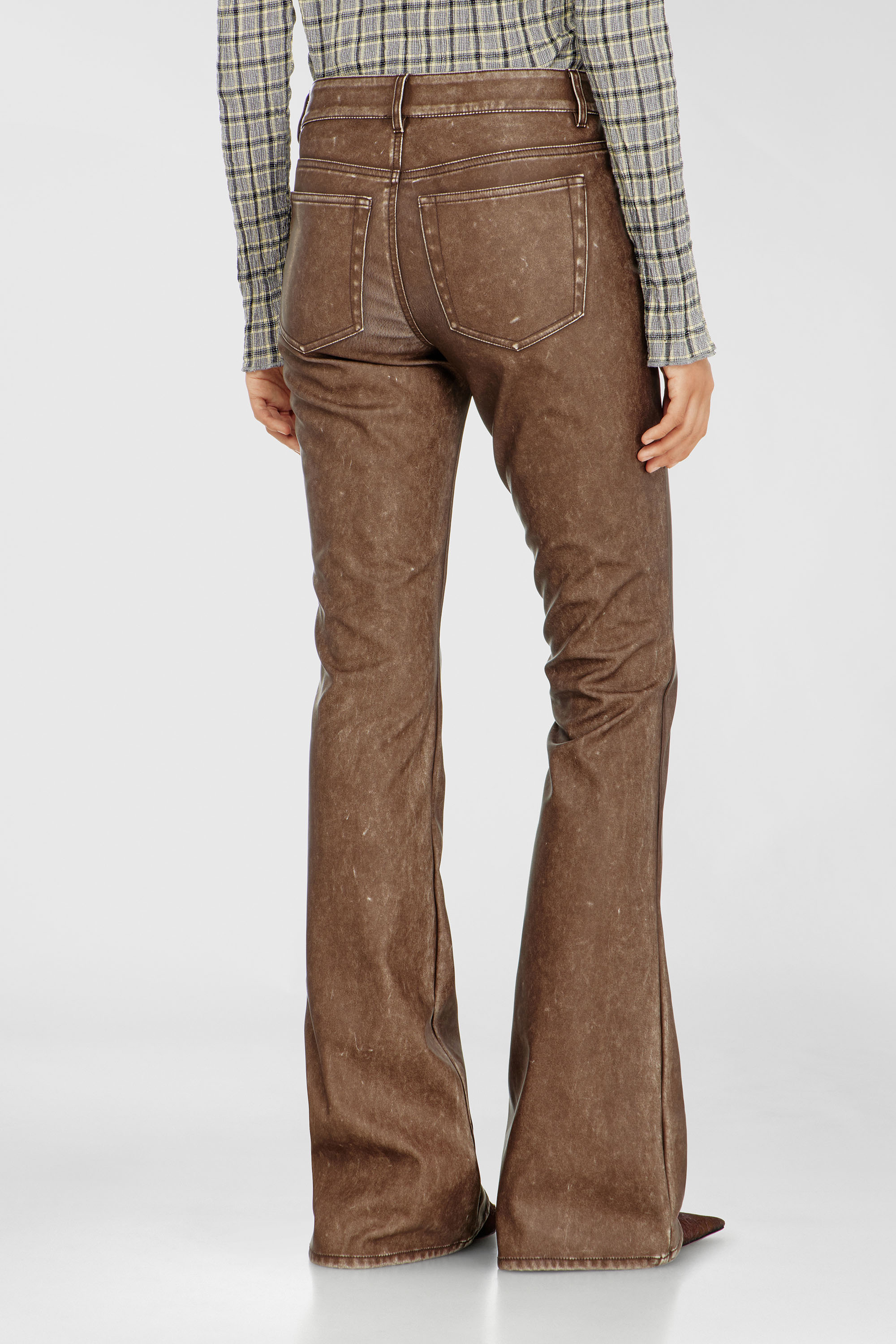 Diesel - P-STELLAR-S1, Pantaloni bootcut in tessuto coated lavorato Donna in Marrone - 4