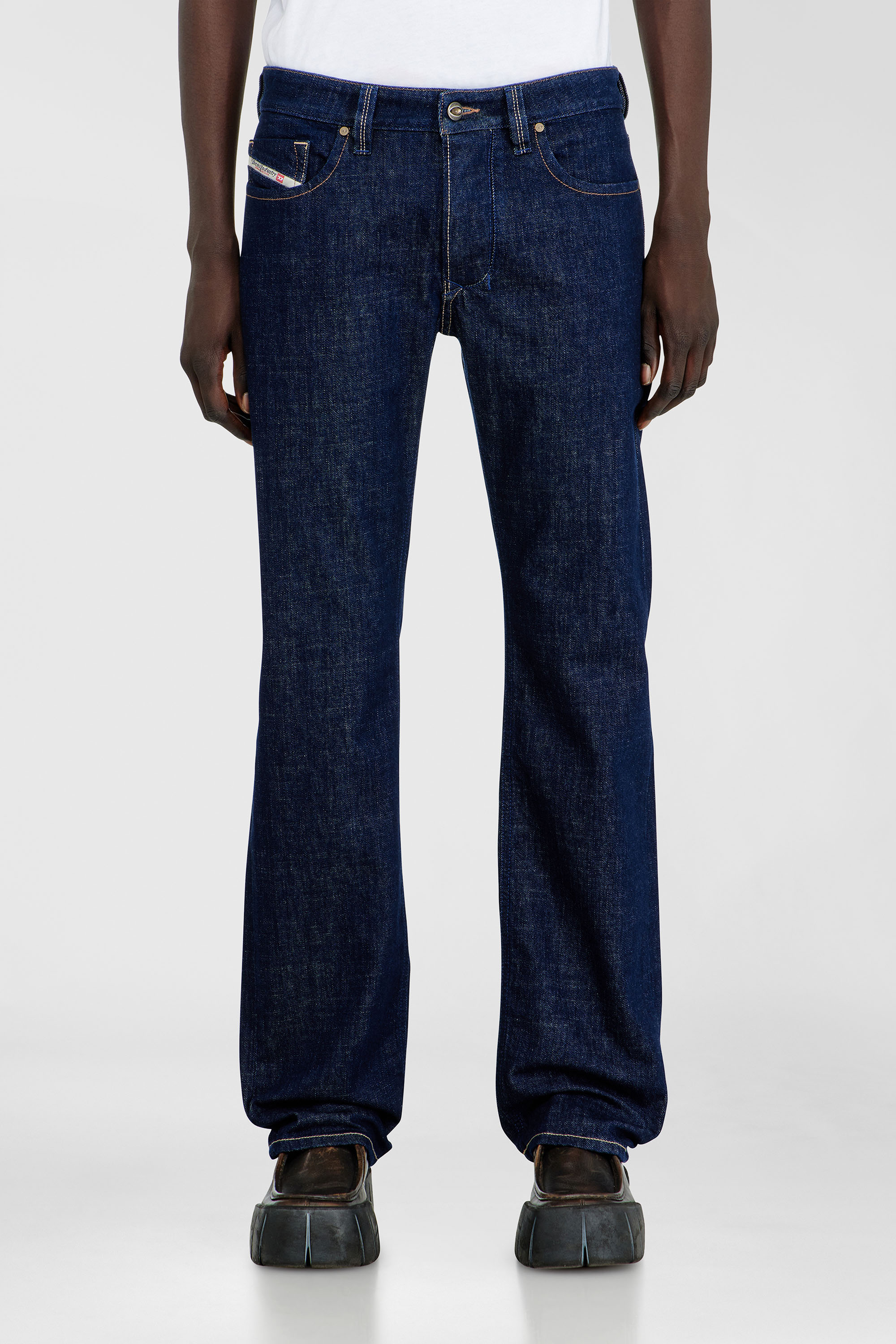 Diesel - Regular Jeans 1985 Larkee 007EQ Uomo, Blu Scuro - Image 4