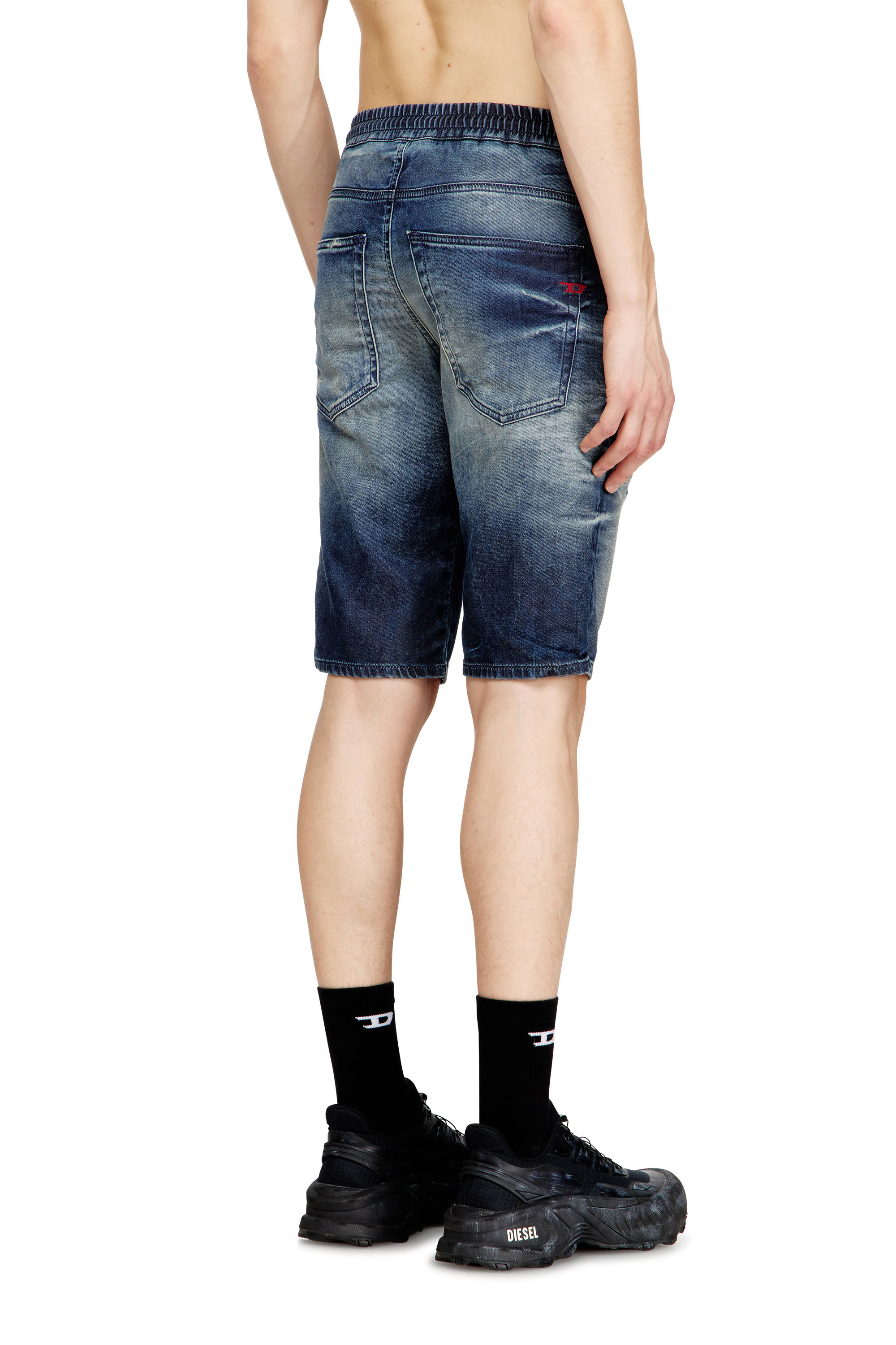 Diesel - 2033 D-KROOLEY-SHORT JOGG, Shorts slim fit in JoggJeans trattato Uomo in Blu - 3