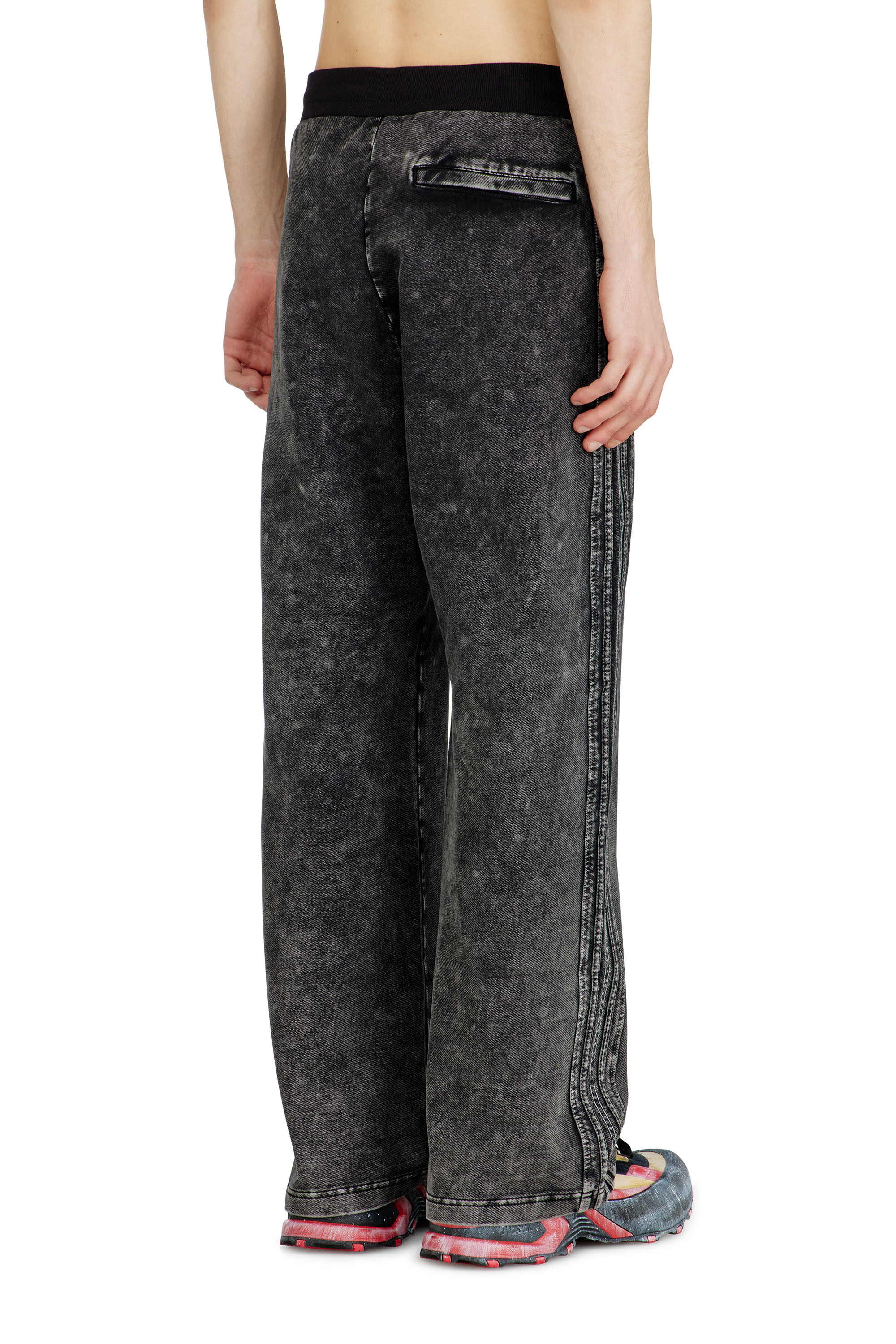 Diesel - P-ALT, Pantaloni da tuta effetto denim con bande laterali Uomo in Nero - 3