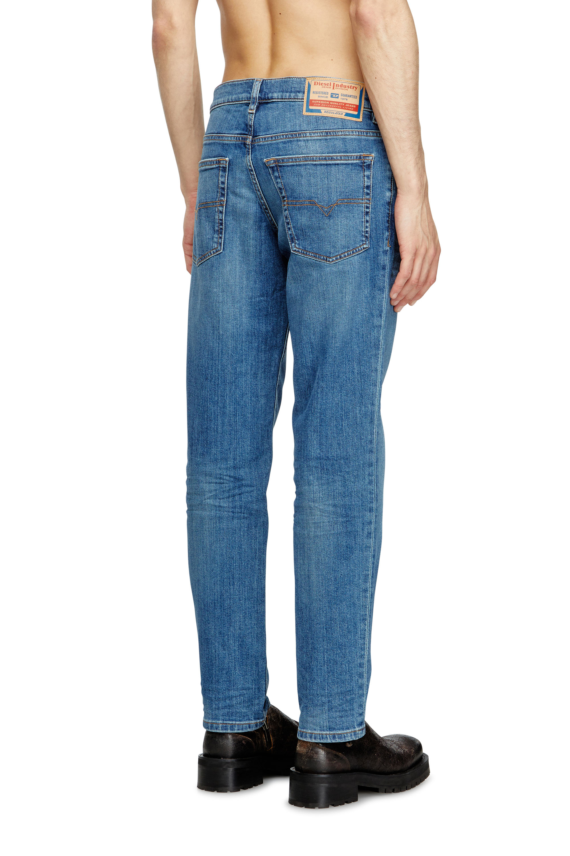 Diesel - Regular Jeans 2023 D-Finitive 0KIAL Uomo, Blu Chiaro - Image 4