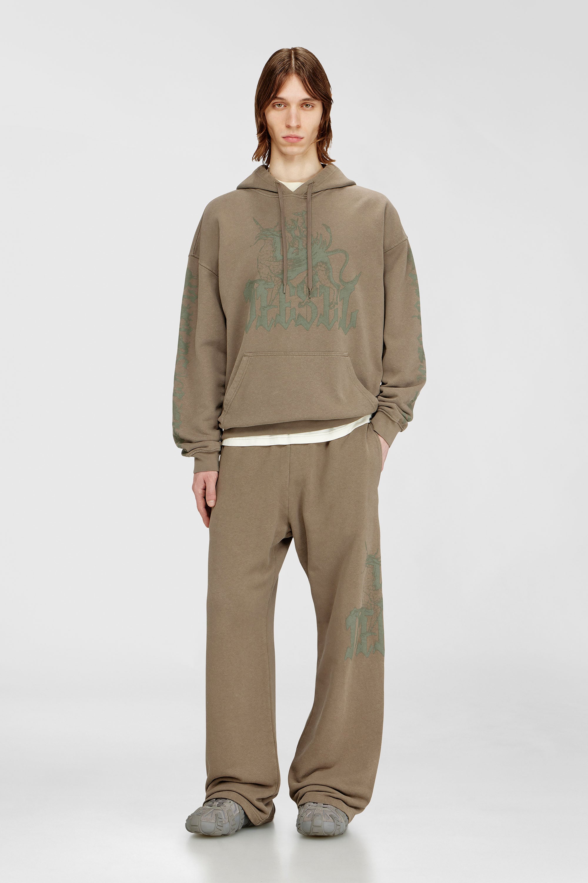 Diesel - P-GRO, Pantaloni trattati con stampa logo Uomo in Marrone - 1