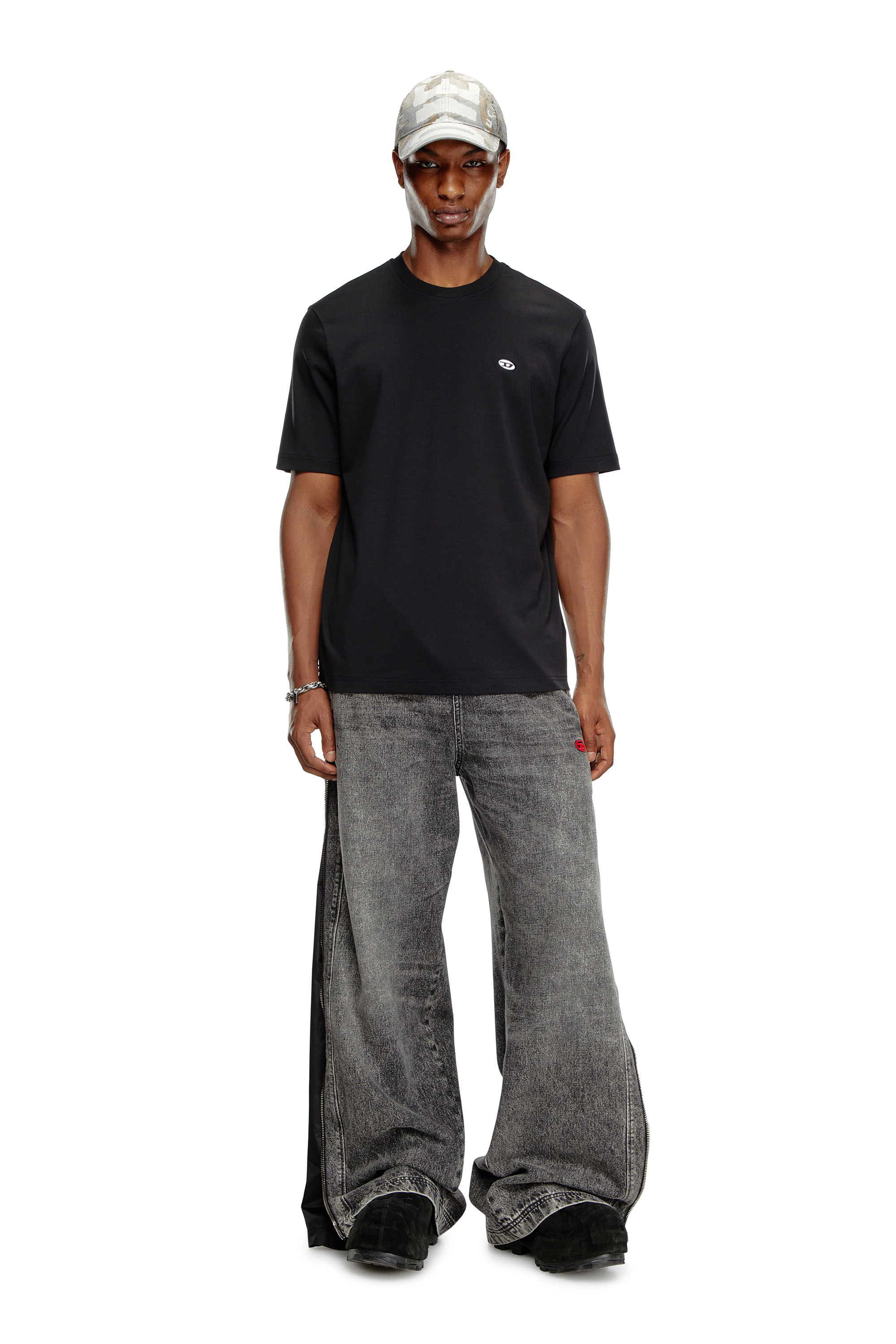 Diesel - T-ADJUST-DOVAL-PJ, T-shirt con patch Oval D Uomo in Nero - 1