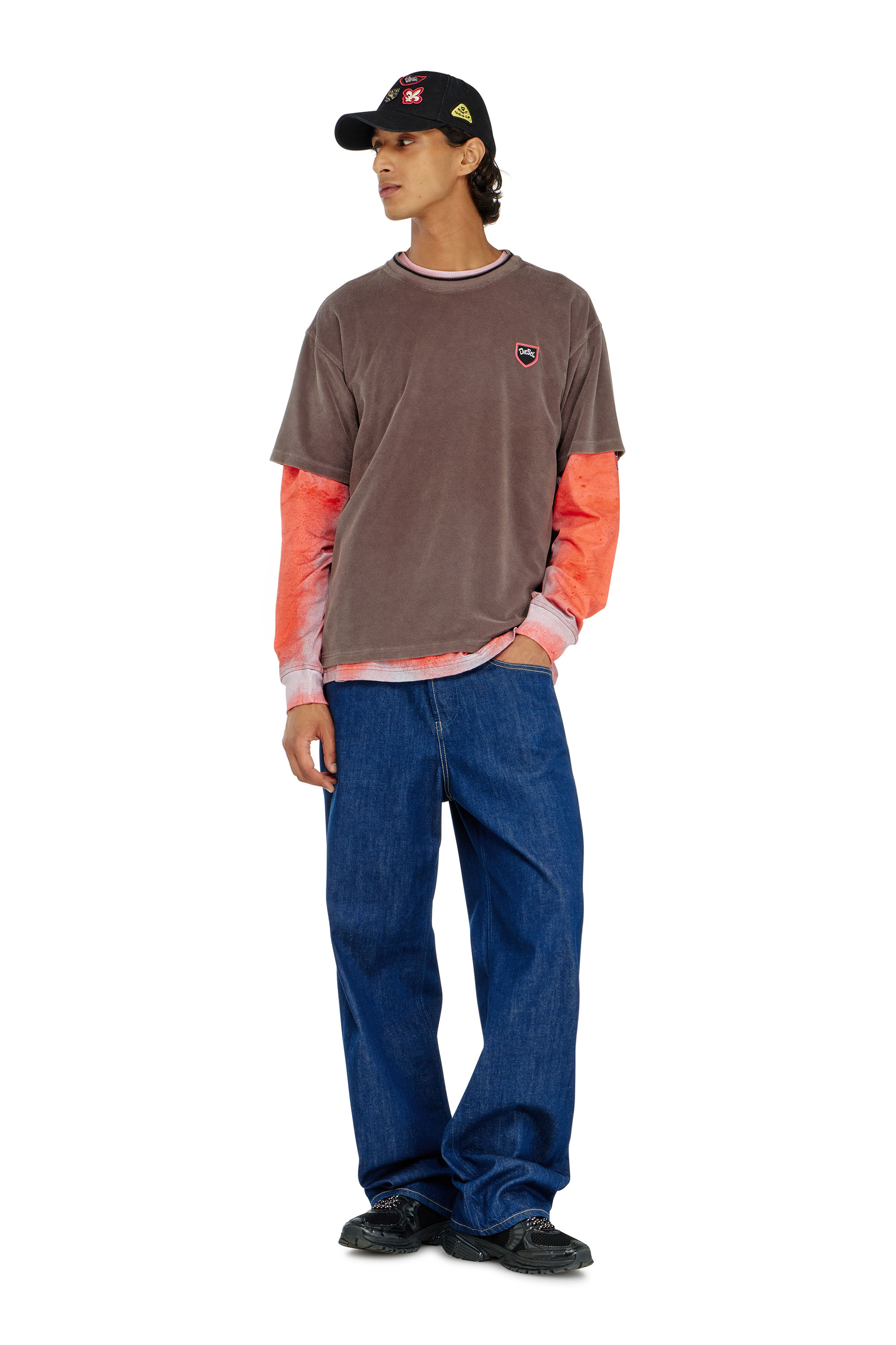 Diesel - T-SPONGY, T-shirt in ciniglia con patch a scudo Uomo in Marrone - 2
