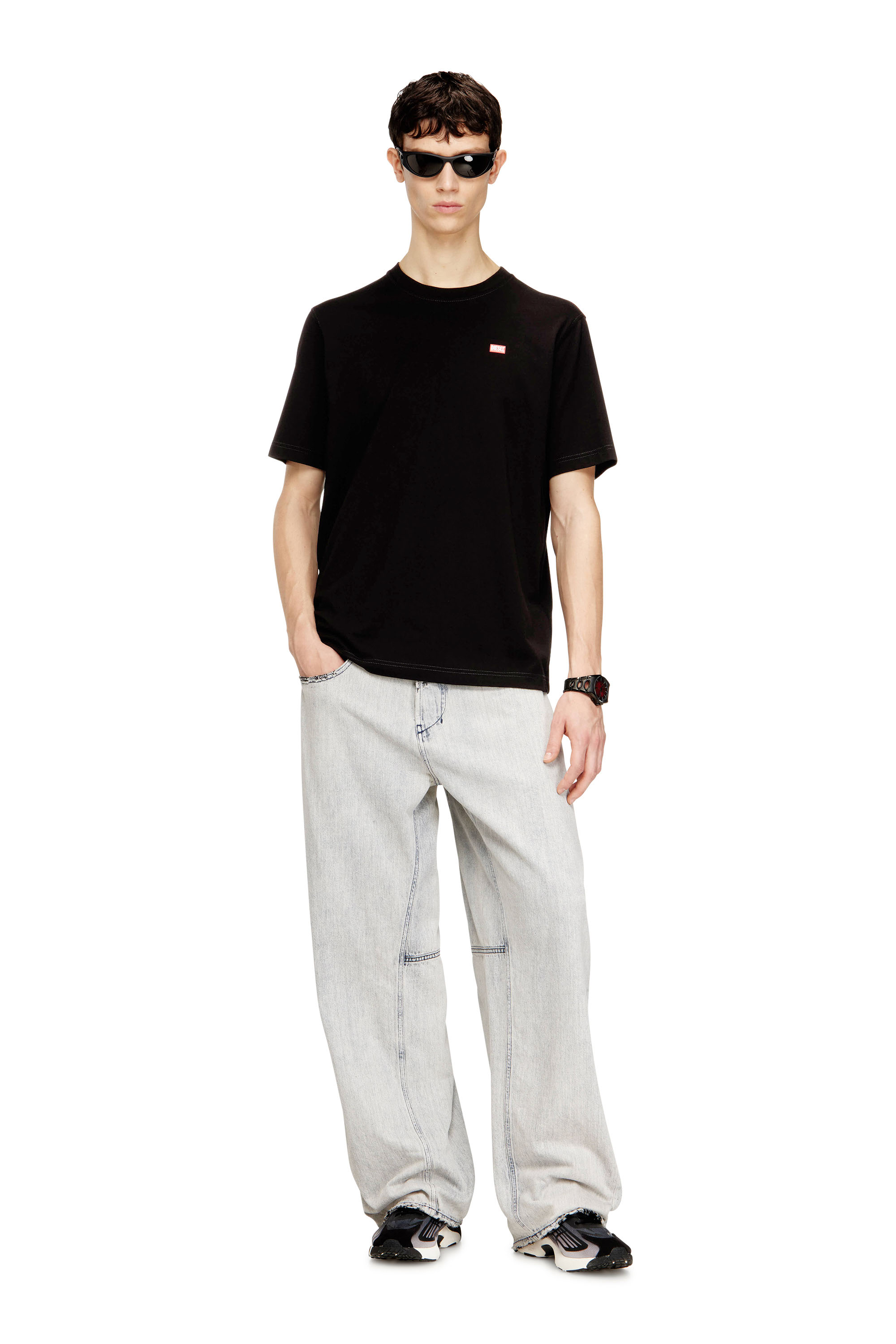 Diesel - T-ADJUST-V10, T-shirt regular con patch Diesel e stampa fotografica Uomo in Nero - 2