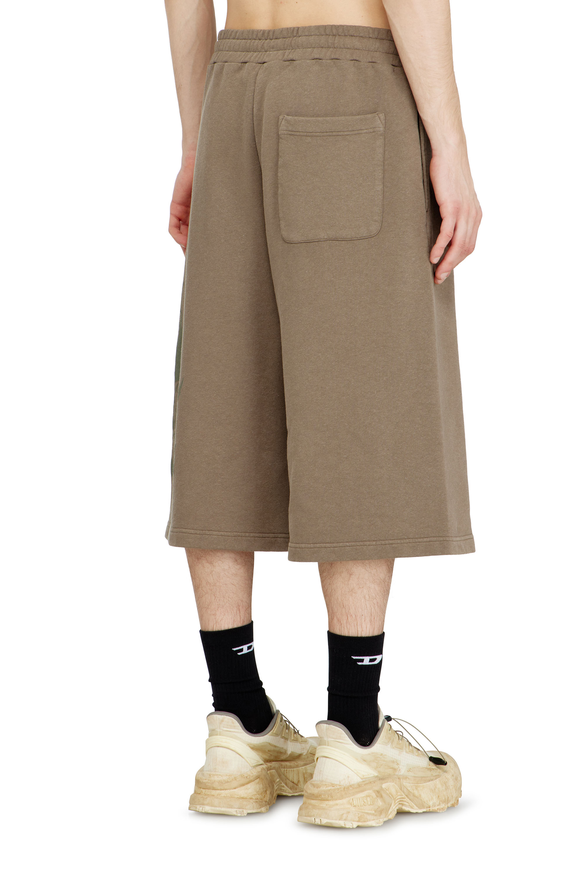 Diesel - P-FROM, Short bermuda in felpa con stampa Uomo in Beige - 4