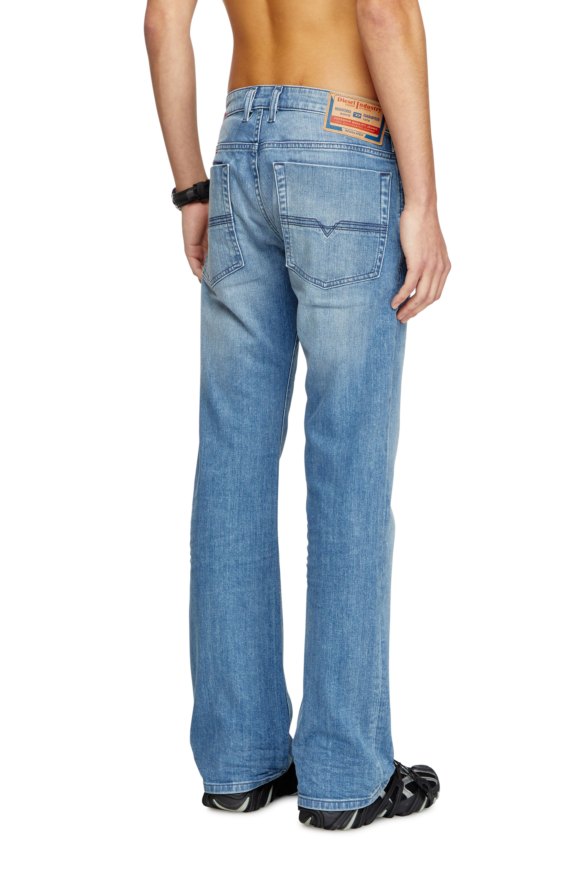 Diesel - Bootcut Jeans 2007 Zatiny 0GRDI Uomo, Blu Chiaro - Image 4