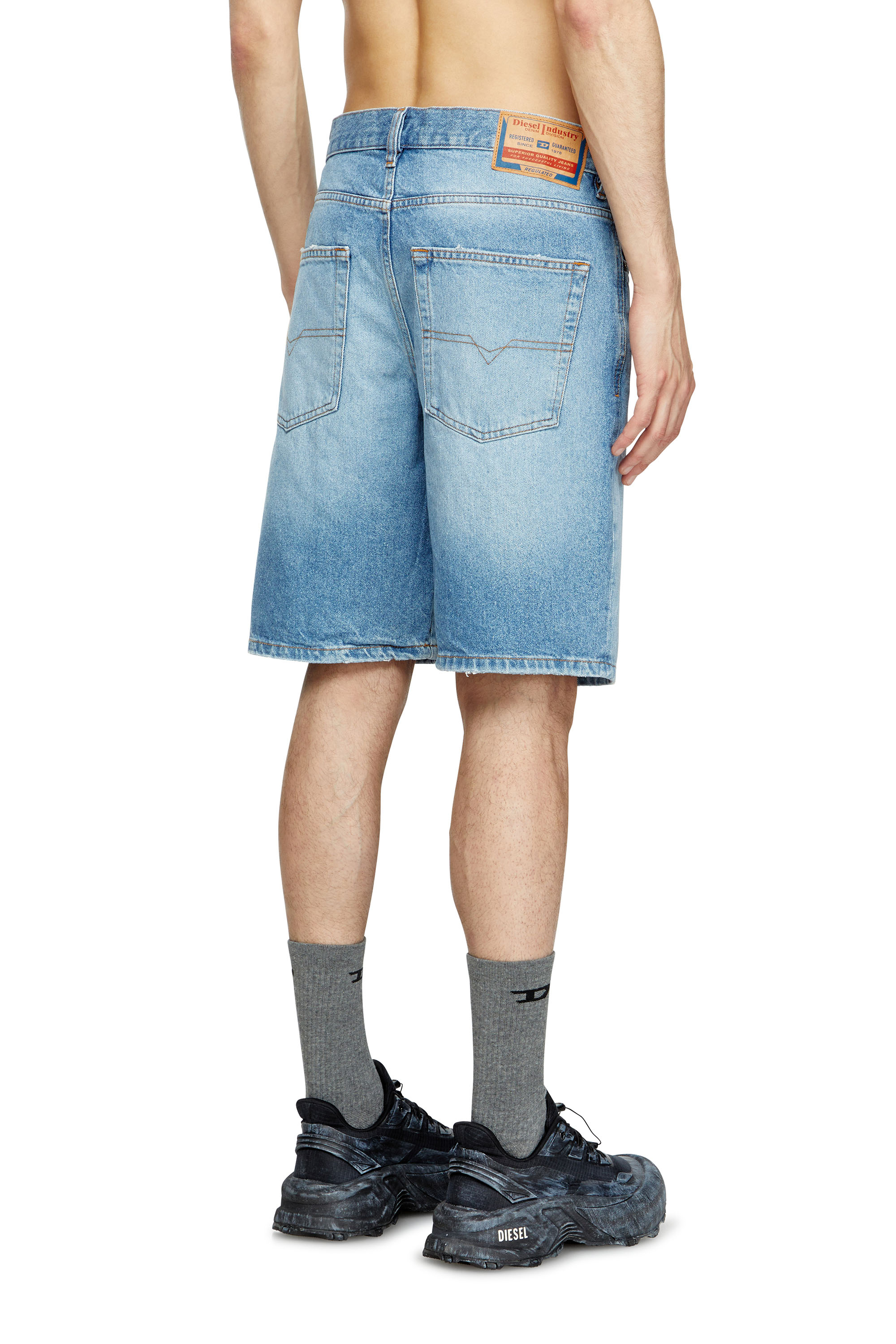 Diesel - REGULAR-SHORT, Shorts in denim Uomo in Blu - 4