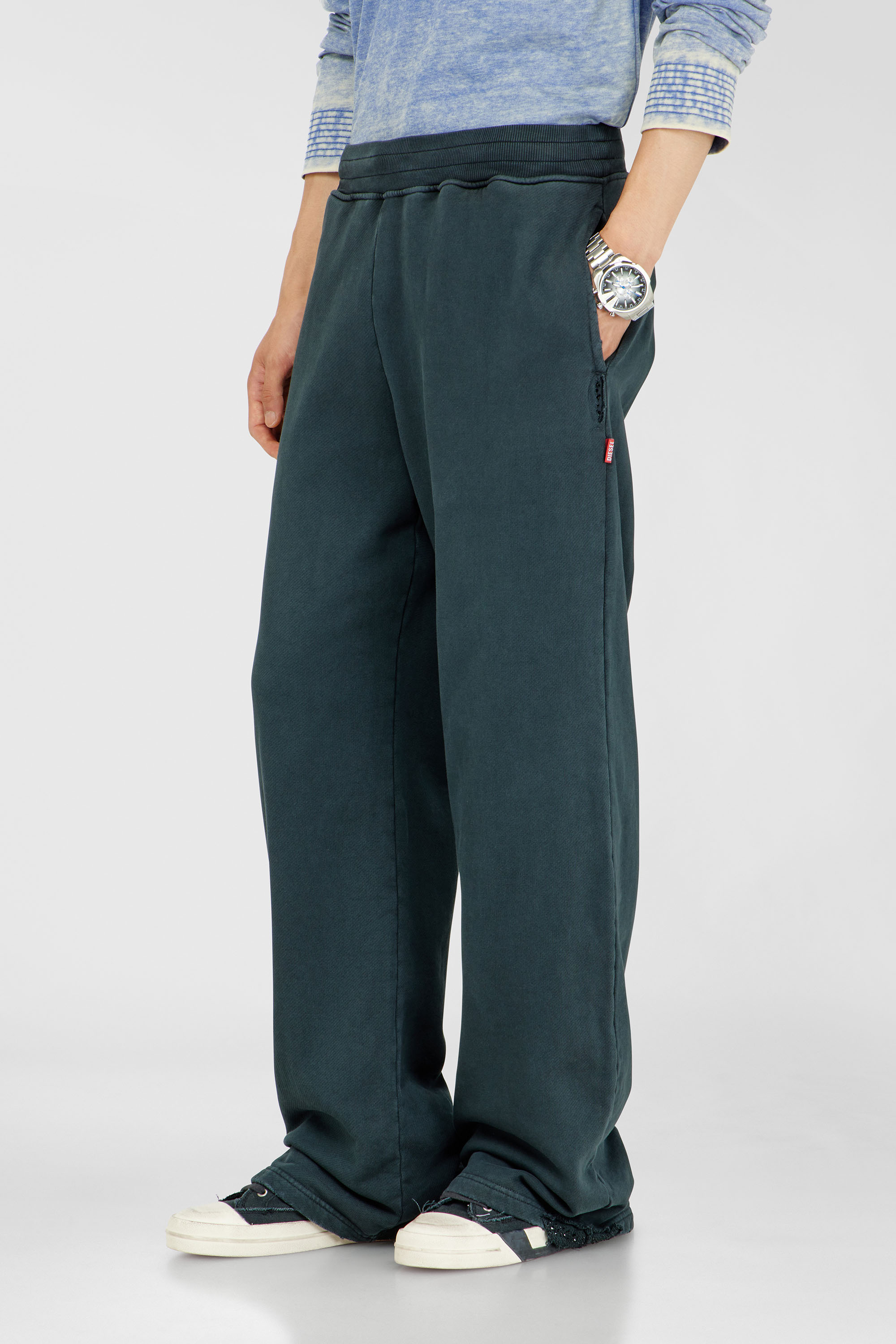 Diesel - P-MARTAINS-CRYSTALS, Pantaloni da tuta effetto distressed con dettagli in cristallo Uomo in Verde - 1