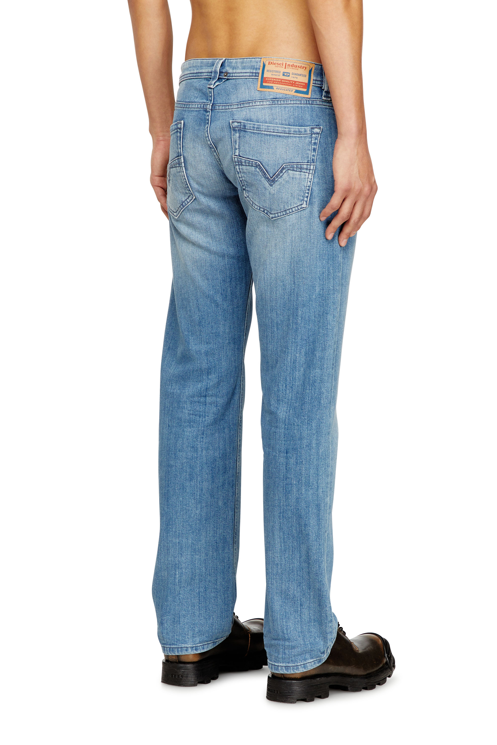 Diesel - Regular Jeans 1985 Larkee 0GRDI Uomo, Blu Chiaro - Image 4