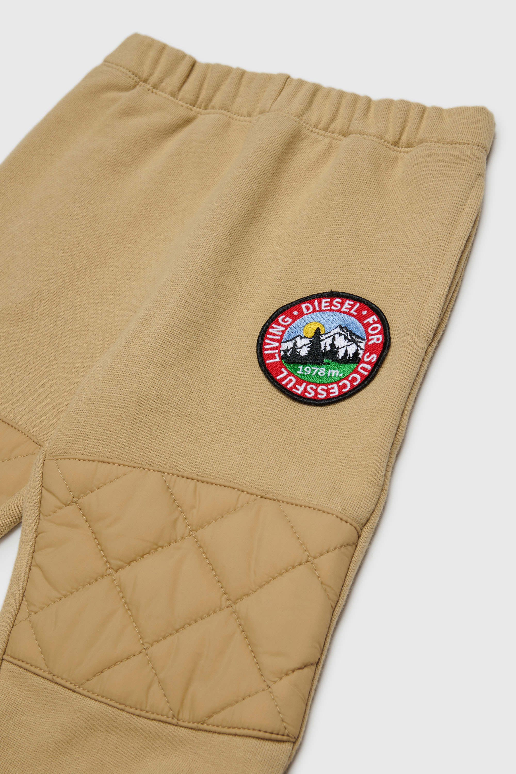 Diesel - PMONTB, Pantaloni da tuta con inserti trapuntati sulle ginocchia Unisex in Marrone - 3
