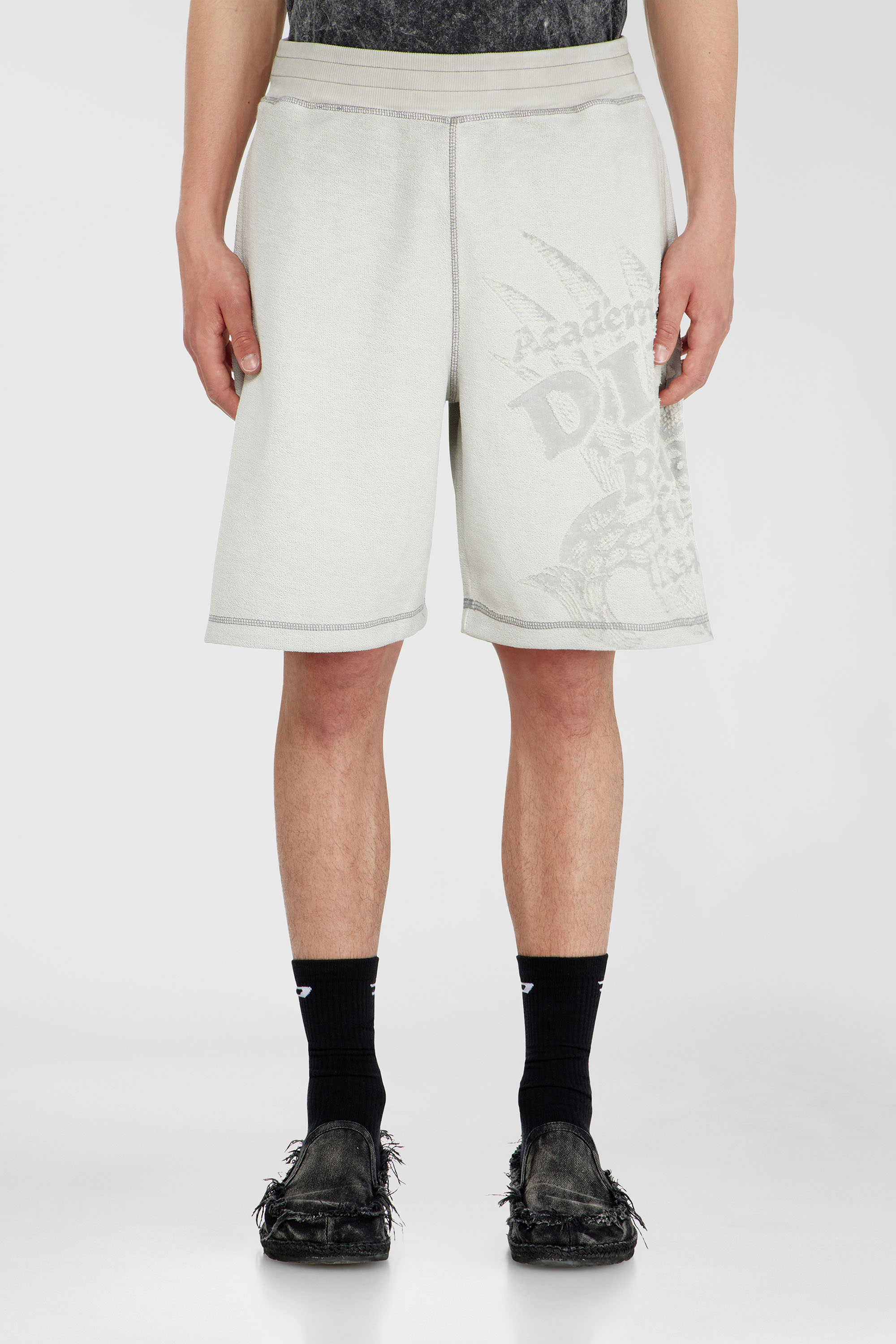Diesel - P-RAWCROW, Pantaloni corti da tuta con motivi d&eacute;vor&eacute; Uomo in Grigio - 1