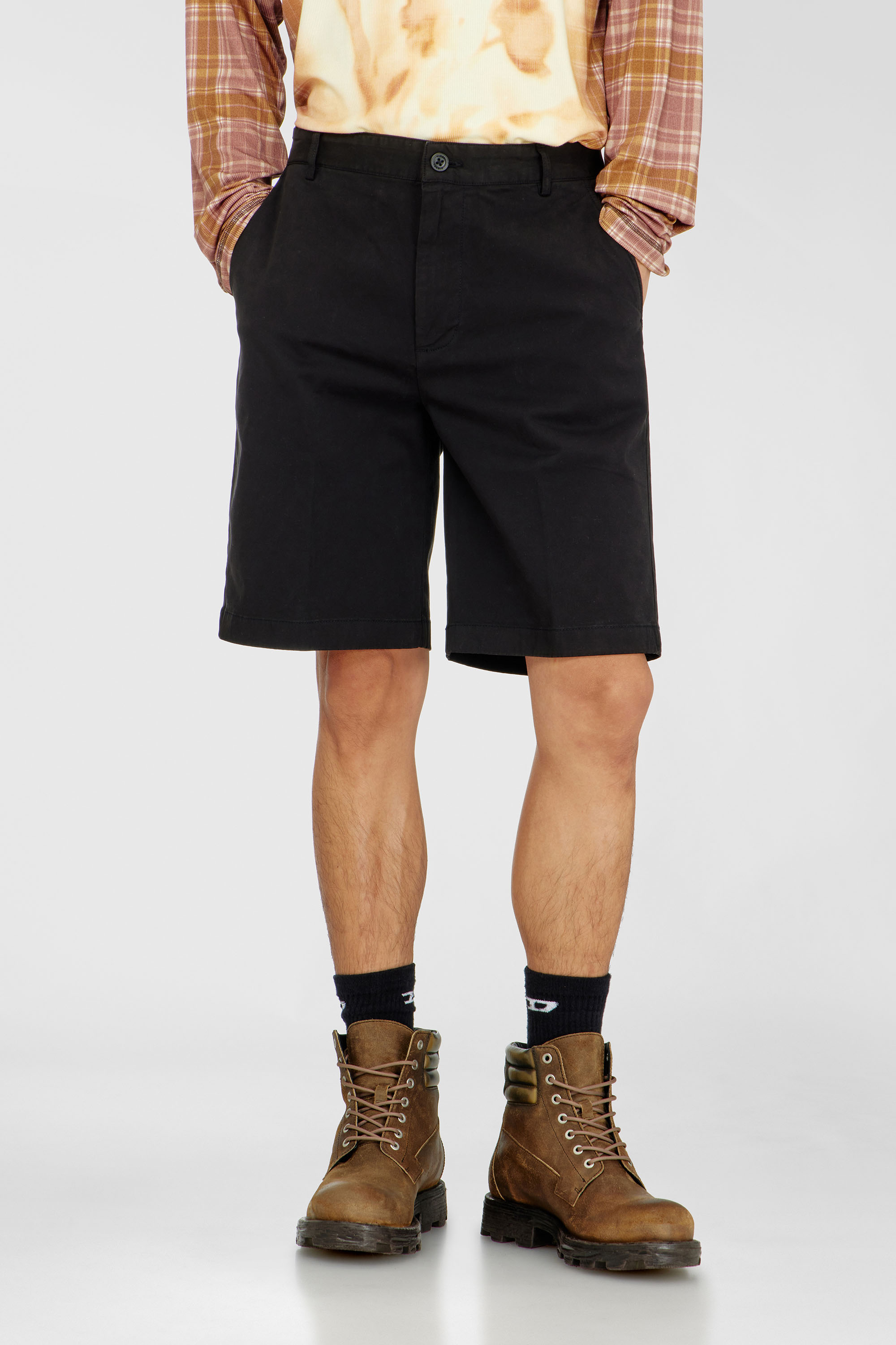 Diesel - P-LARS-SHORT-VIL-T92, Shorts in cotone con logo Oval D tono su tono Uomo in Nero - 3