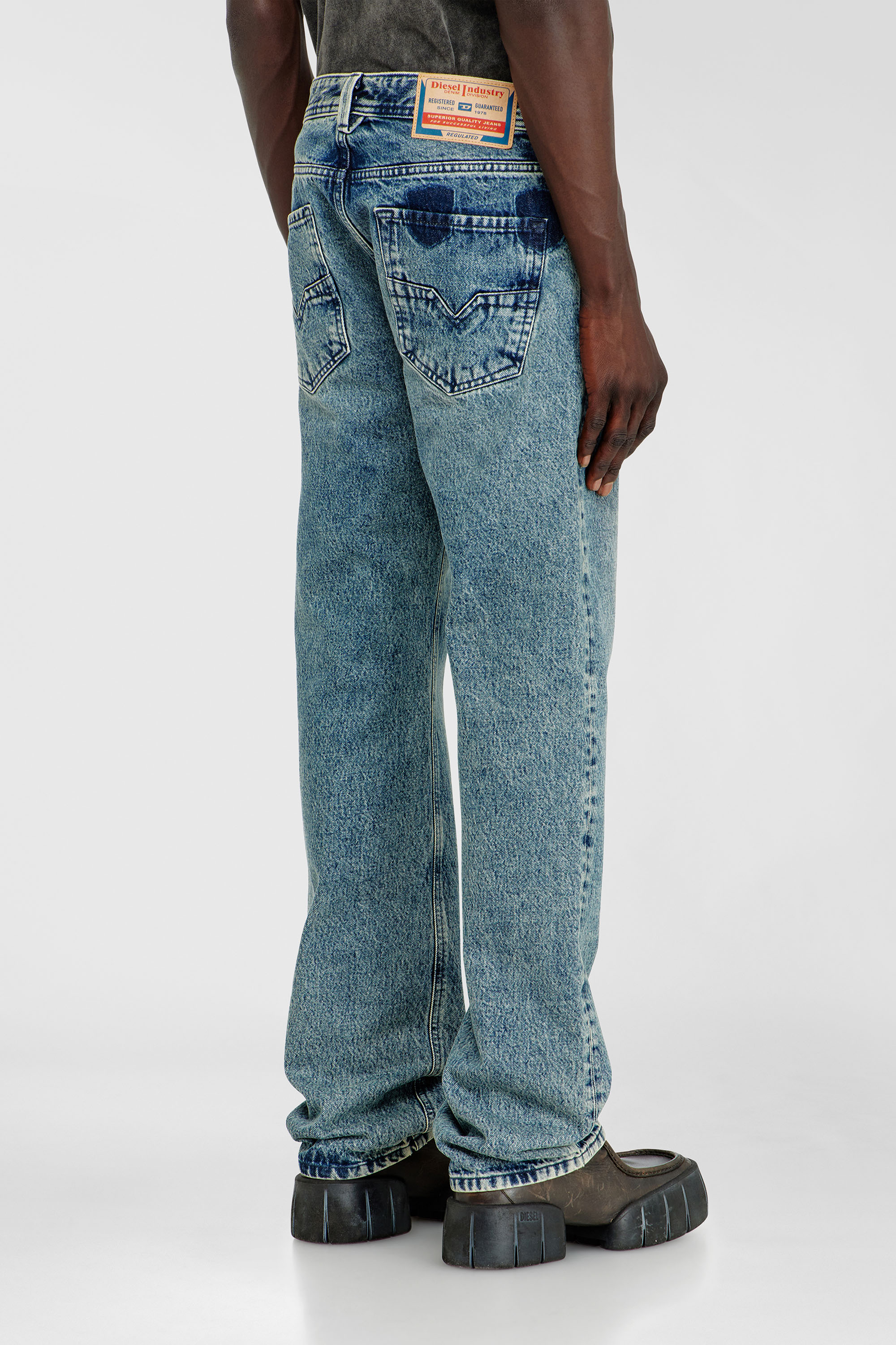 Diesel - Regular Jeans 1985 Larkee 0IFBV Uomo, Blu medio - Image 5