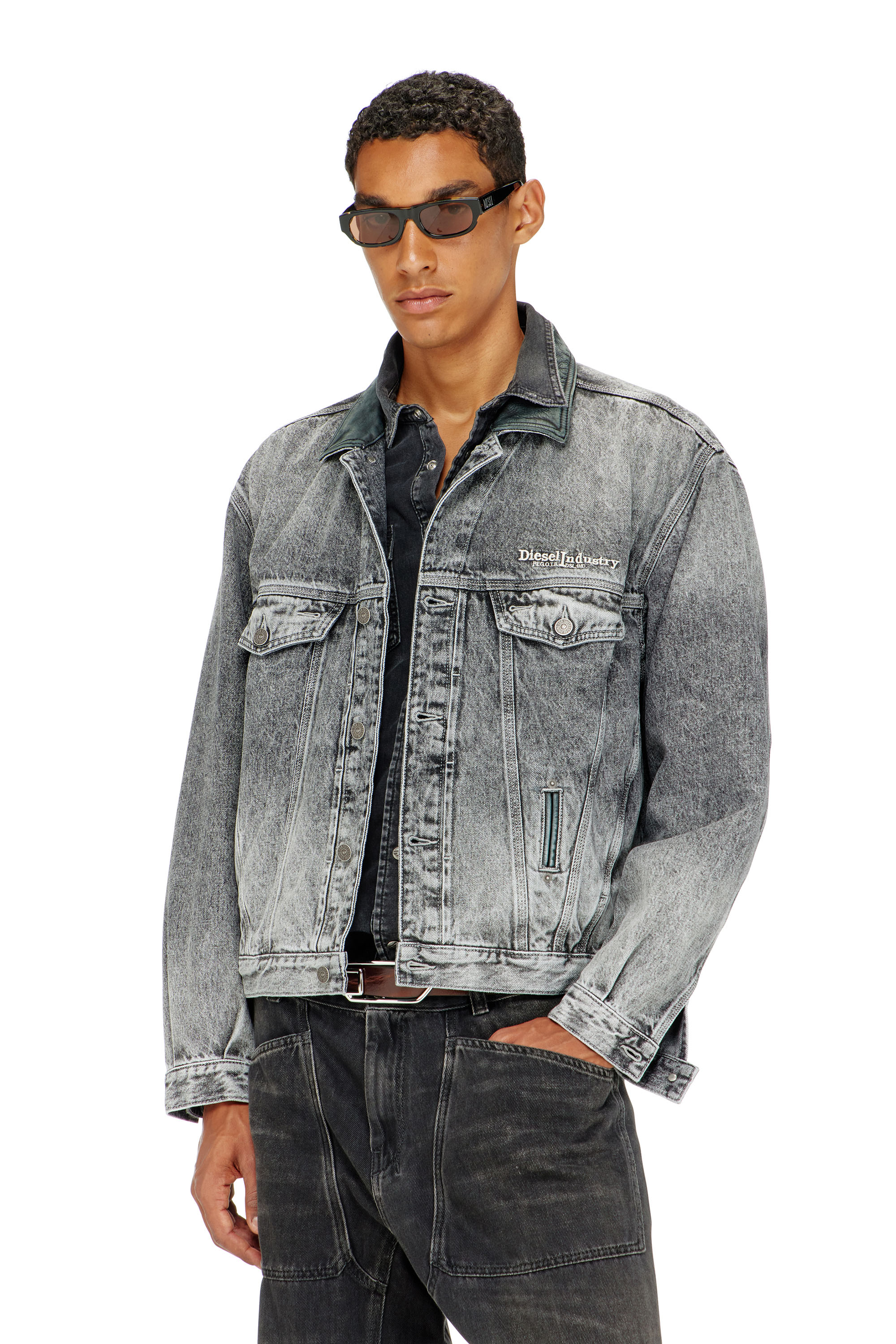 Diesel - D-DENVER-S, Giacca trucker in denim con rifiniture in pelle tono su tono Unisex in Grigio - 3