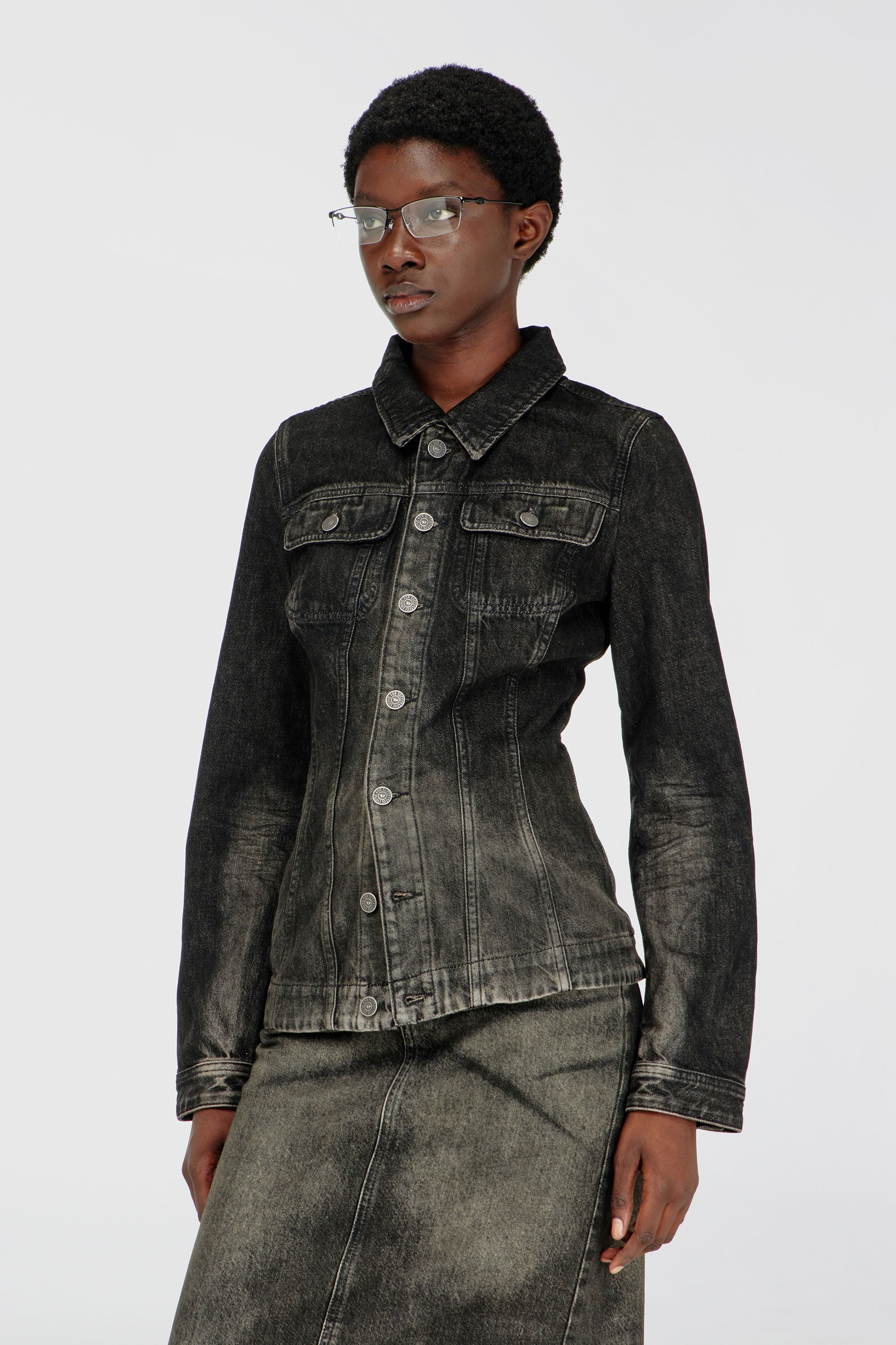 Diesel - DE-KATERIN-FSJ, Giacca trucker fitted in denim effetto dirty Donna in Nero - 1