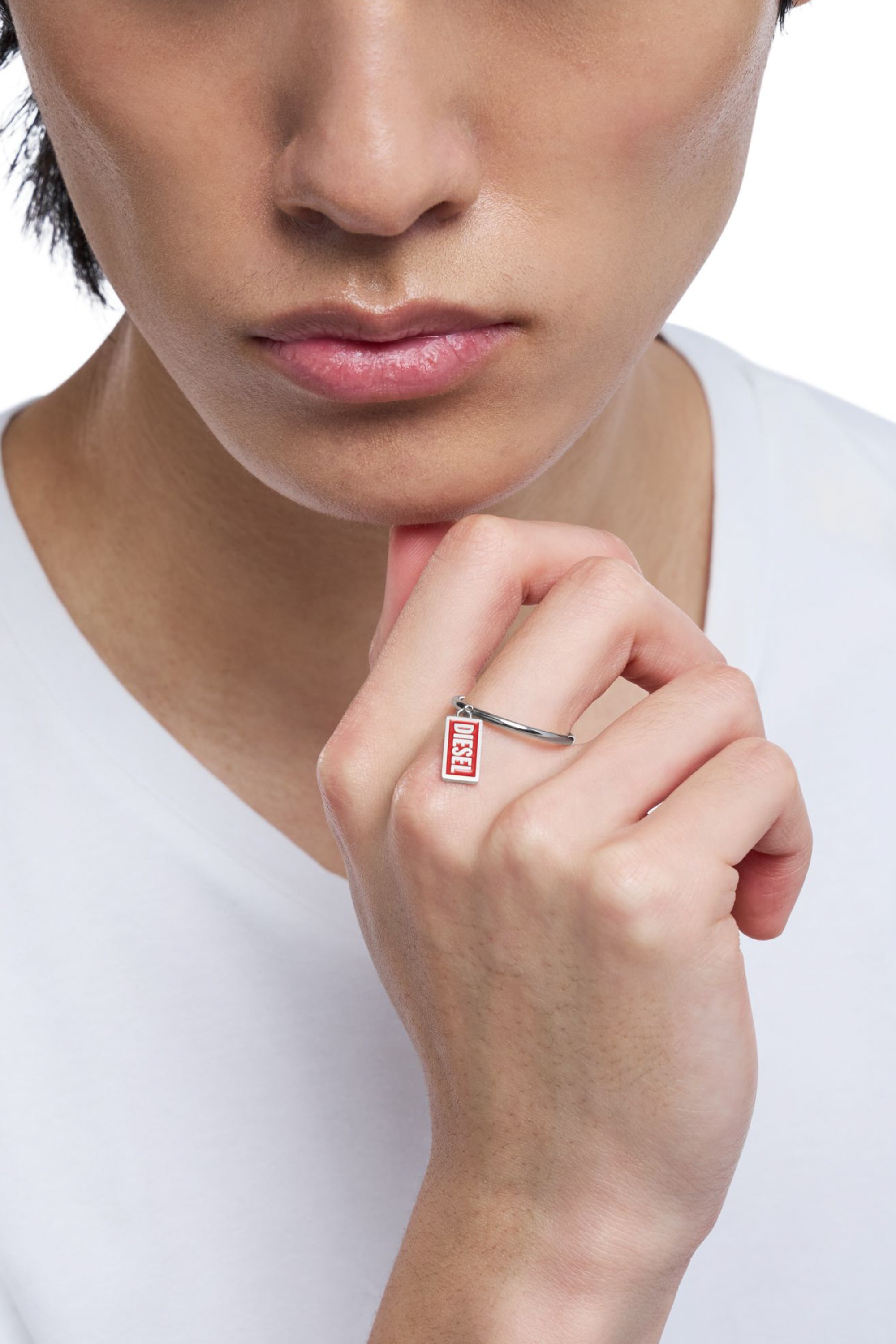 Diesel - DX1618931 JEWELLERY, Anello con charm con logo in acciaio Unisex in Rosso - 6