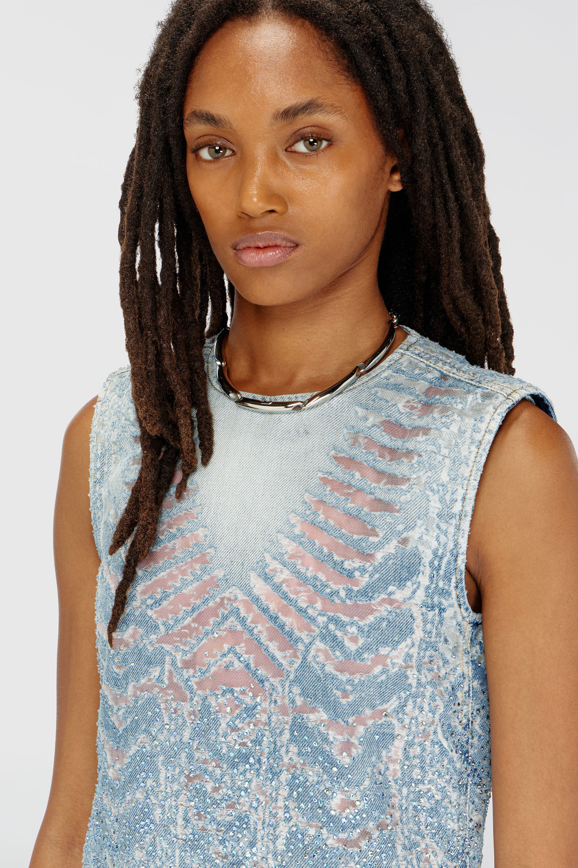 Diesel - DE-MYRELA-S, Mini dress in denim devor&eacute; con effetto microstone Donna in Blu - 5