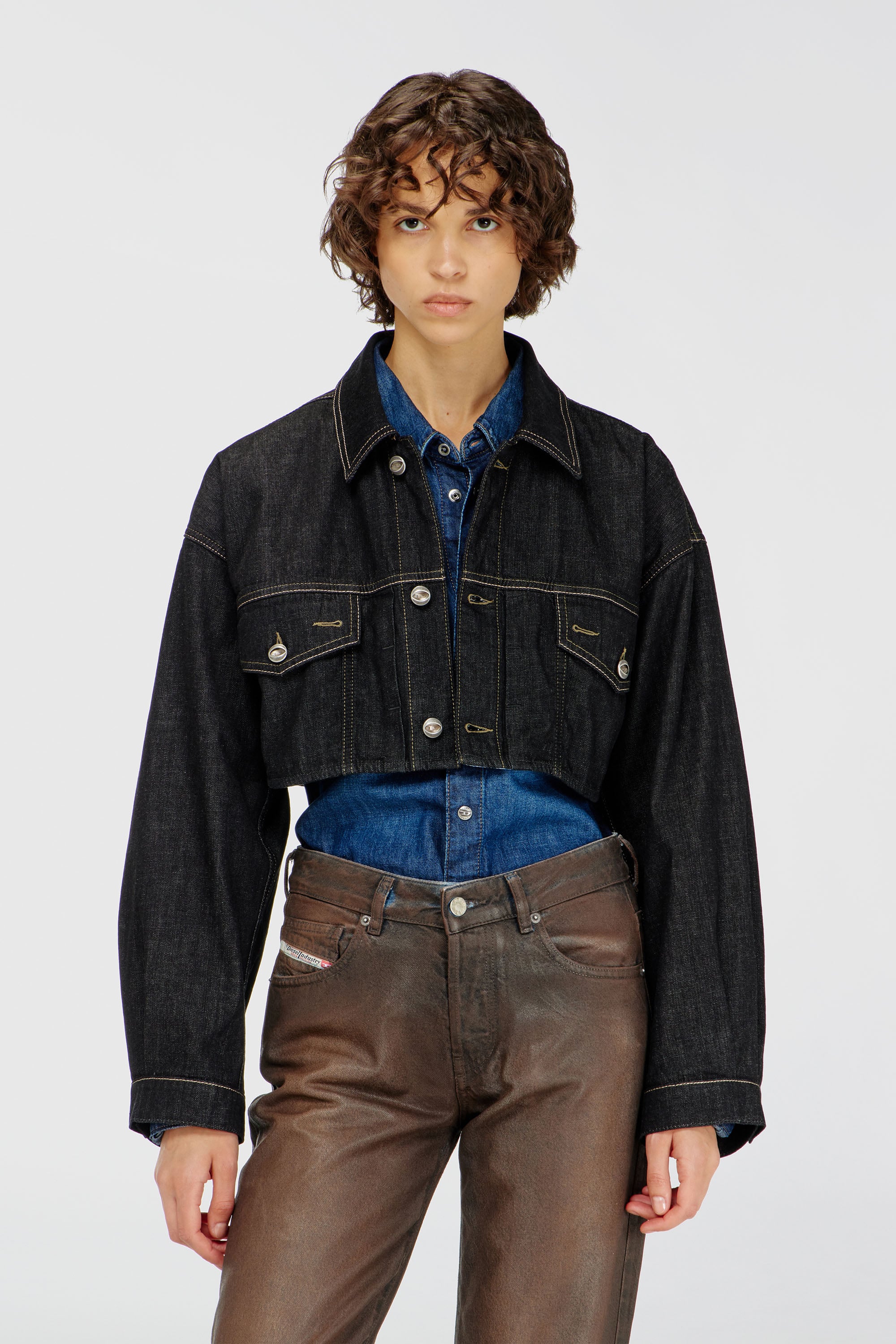 Diesel - DE-MALLEY, Giacca trucker oversized cropped in denim rinse Donna in Nero - 1