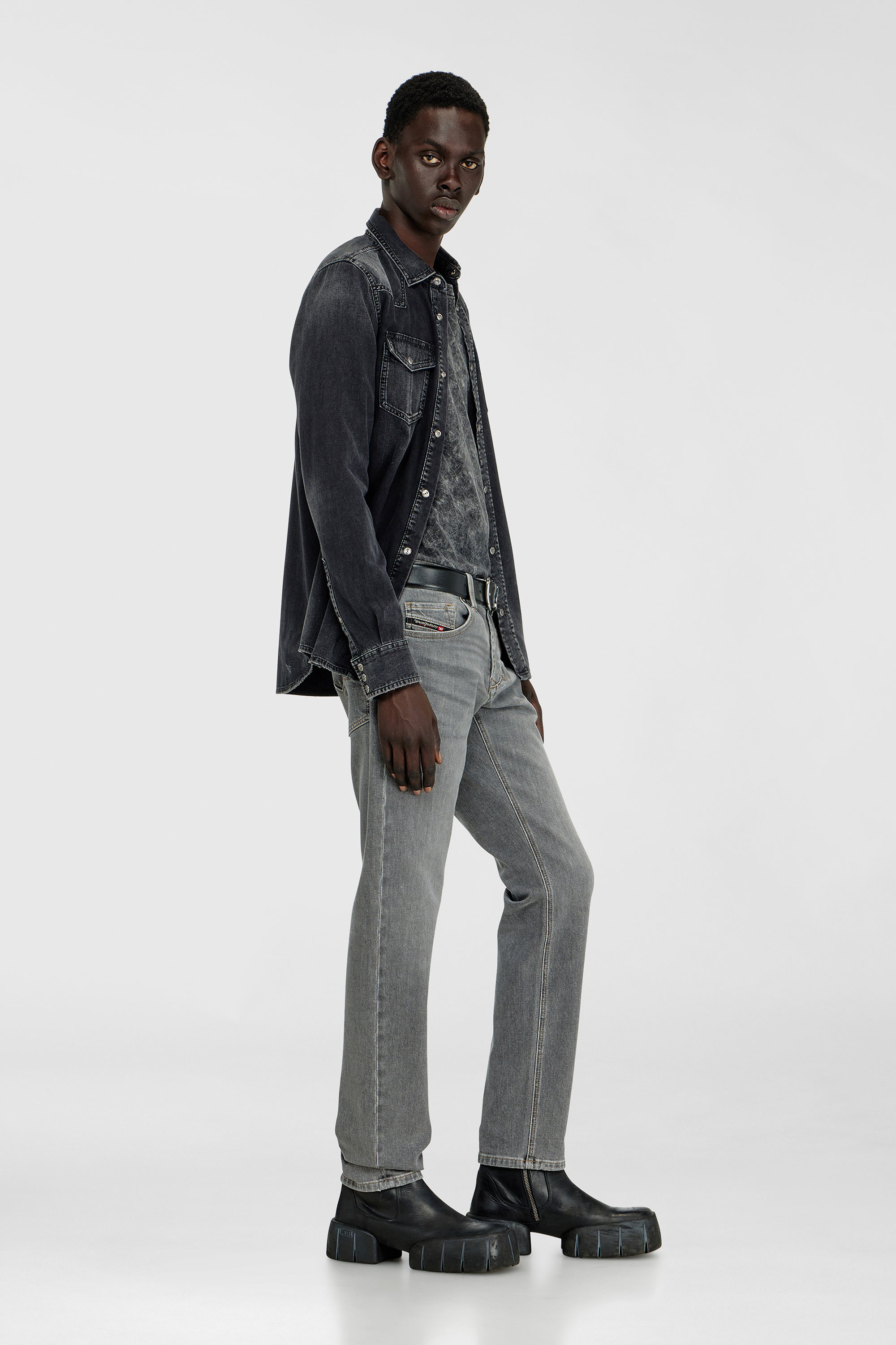 Diesel - Regular Jeans 1986 Larkee-Beex 0KBBI Uomo, Grigio - Image 2
