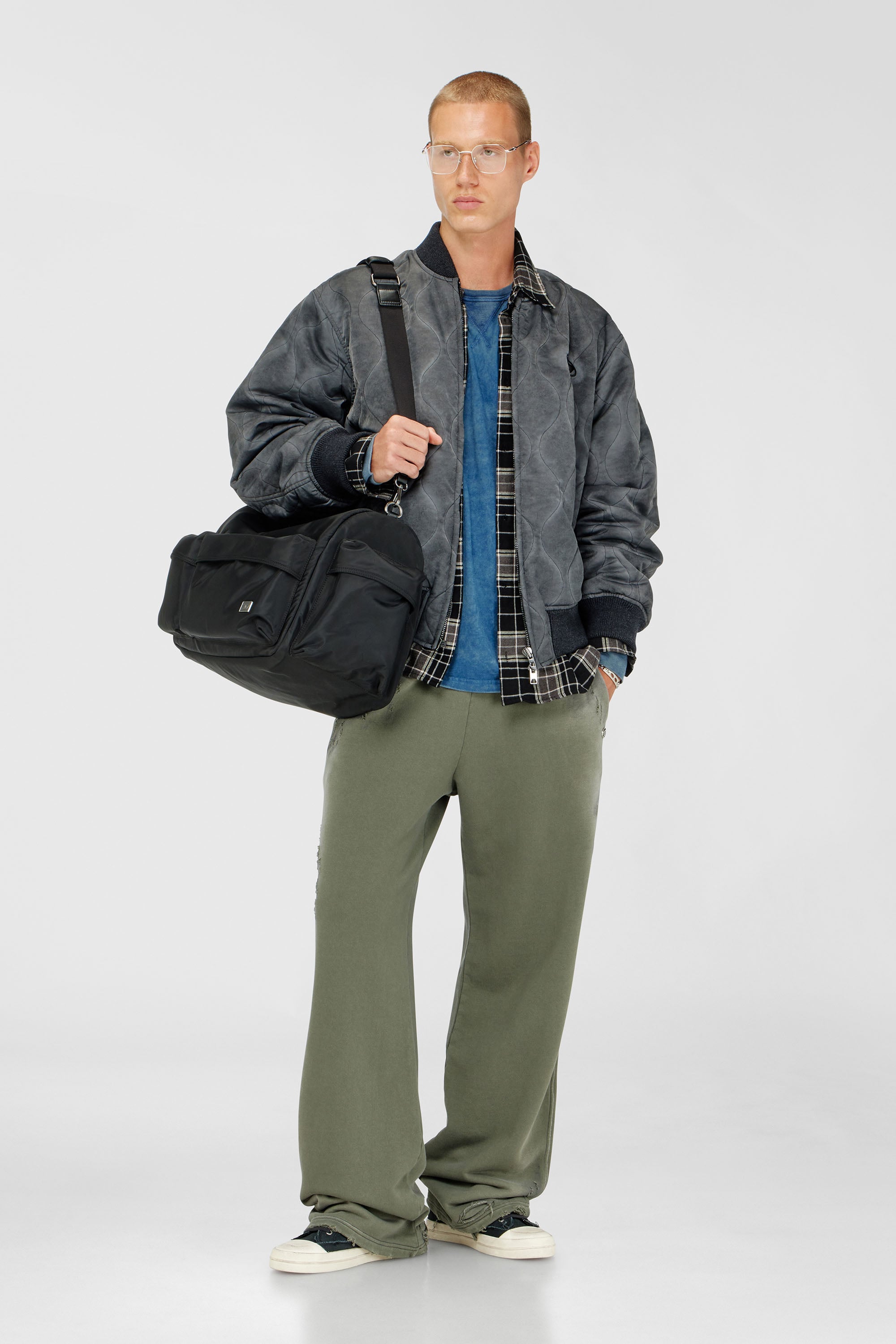 Diesel - P-KEITH, Pantaloni in cotone con effetto destroyed Uomo in Verde - 1