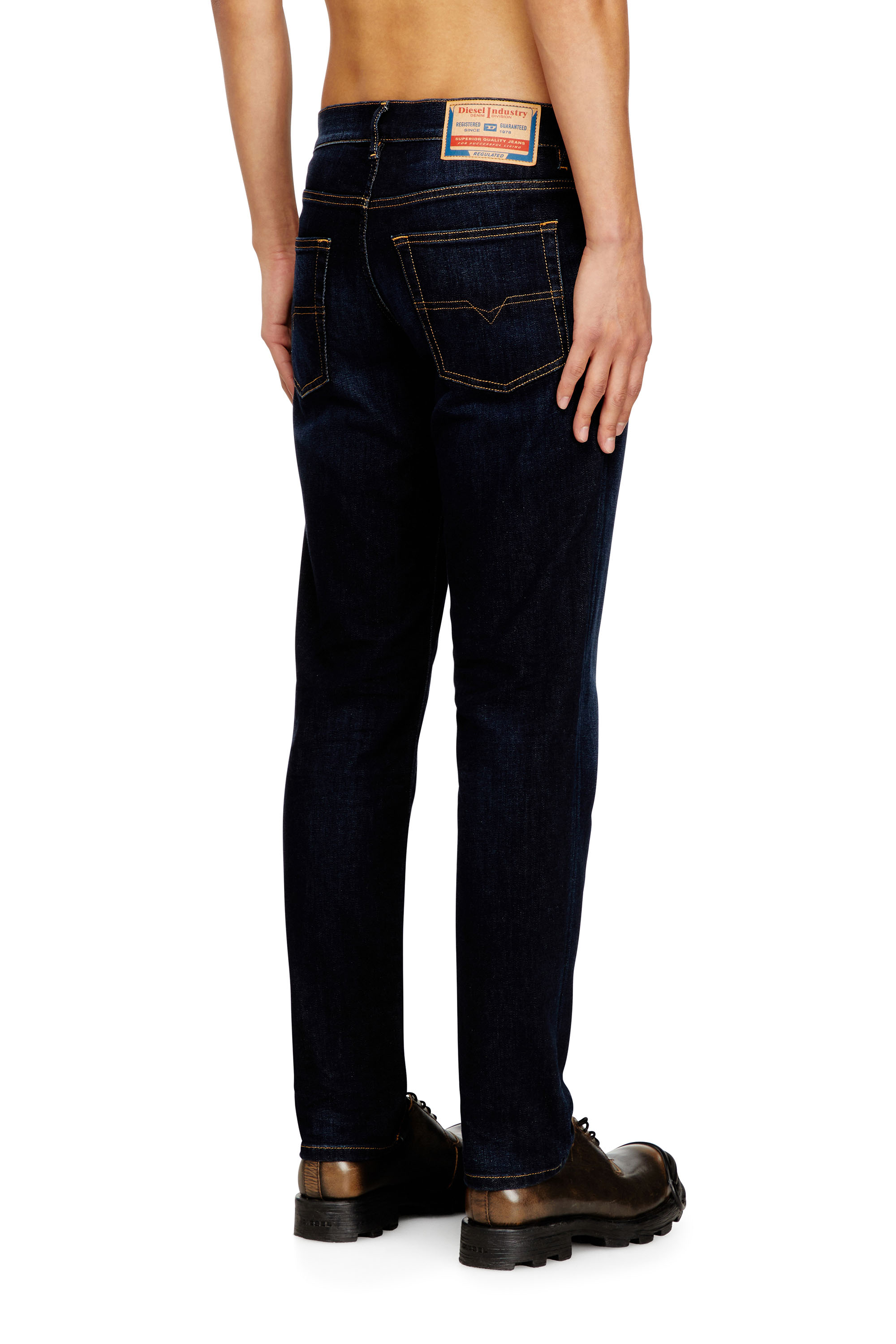 Diesel - Regular Jeans 2023 D-Finitive 009ZS Uomo, Blu Scuro - Image 4