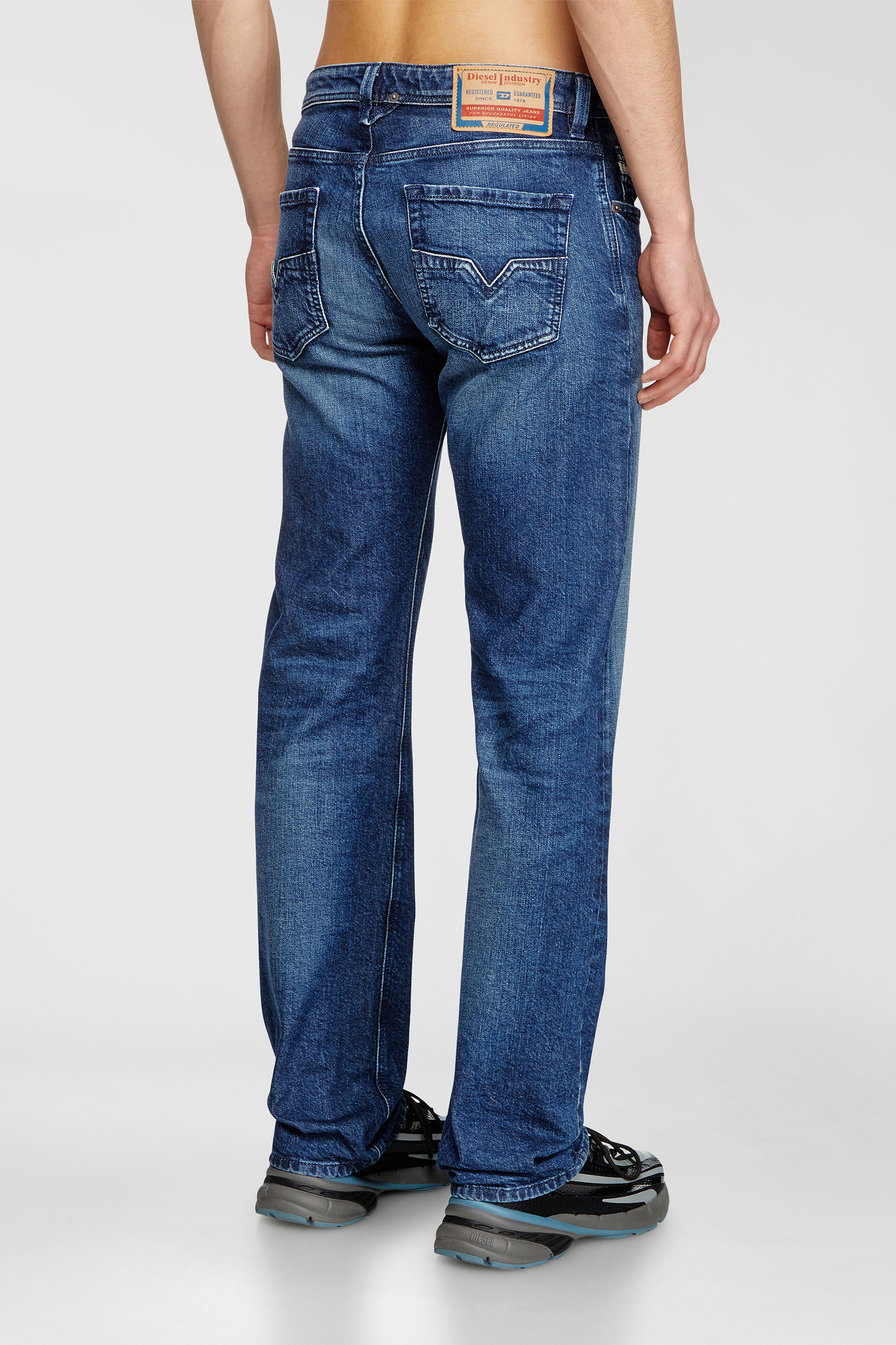 Diesel - Regular Jeans 1985 Larkee 09L51 Uomo, Blu Scuro - Image 5