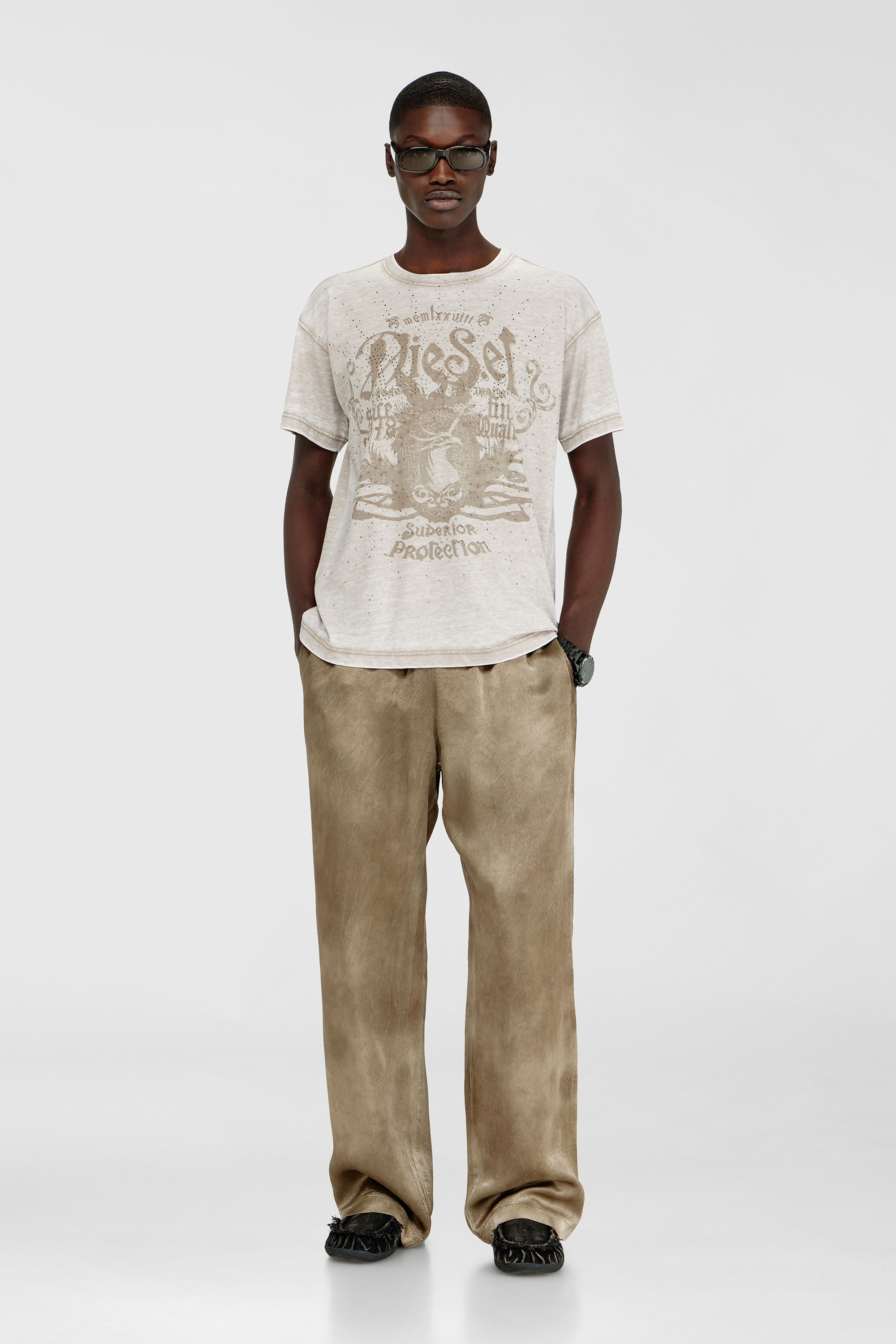 Diesel - T-NORM-AA8, T-shirt in jersey con lavaggio burnout e borchie Uomo in Beige - 2
