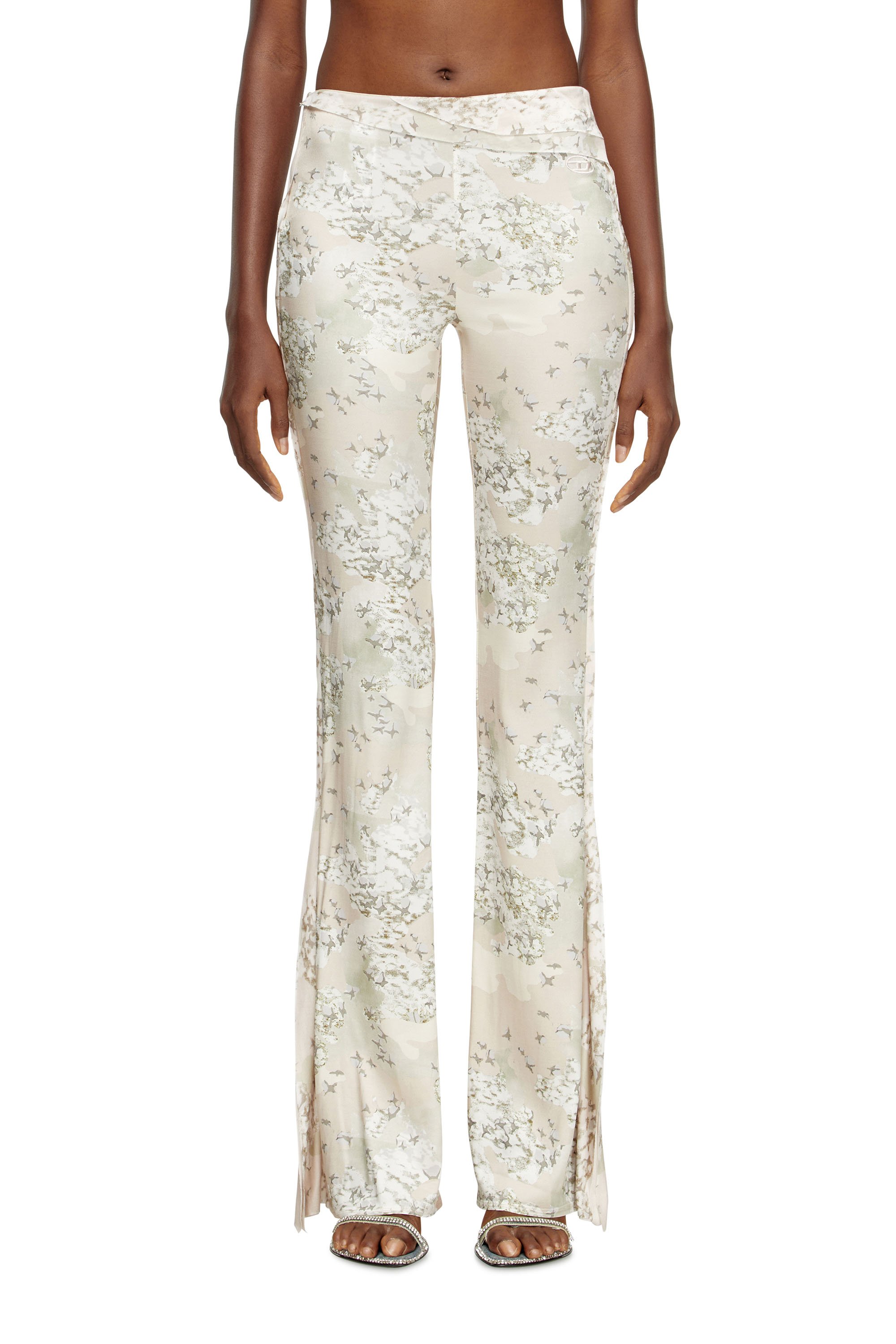 Diesel - P-AFFAL, Pantaloni a zampa con stampe camouflage Donna in Beige - 1