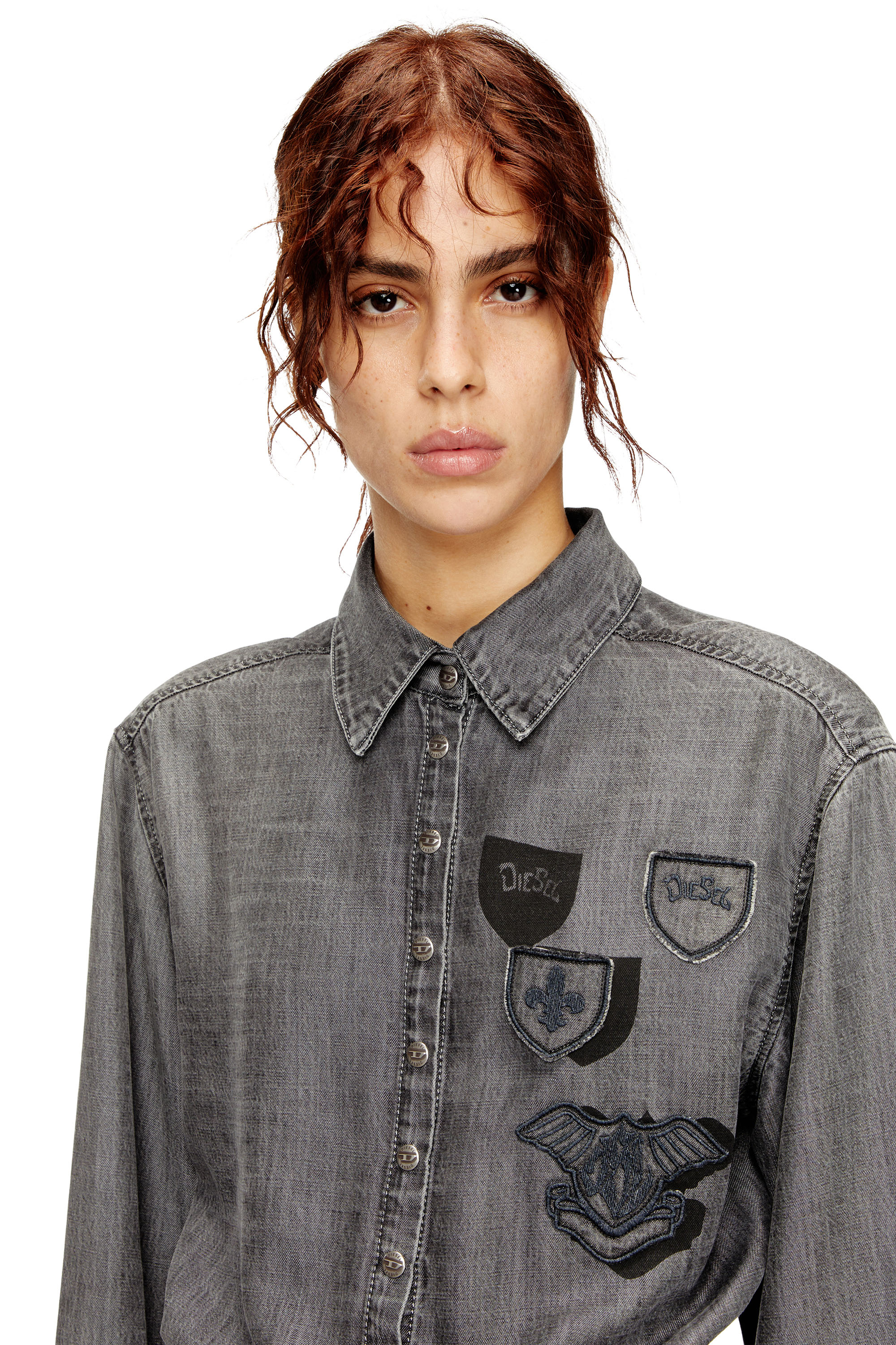 Diesel - DE-DREVIA-S, Abito in denim con patch ricamate Donna in Grigio - 4