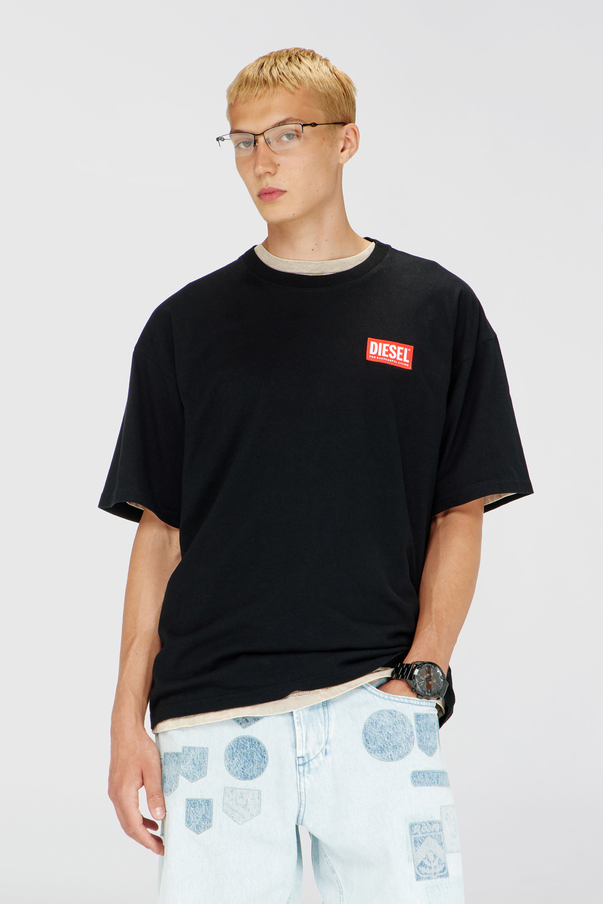 Diesel - T-BOXT-LAB, T-shirt con patch logo jacquard Uomo in Nero - 1