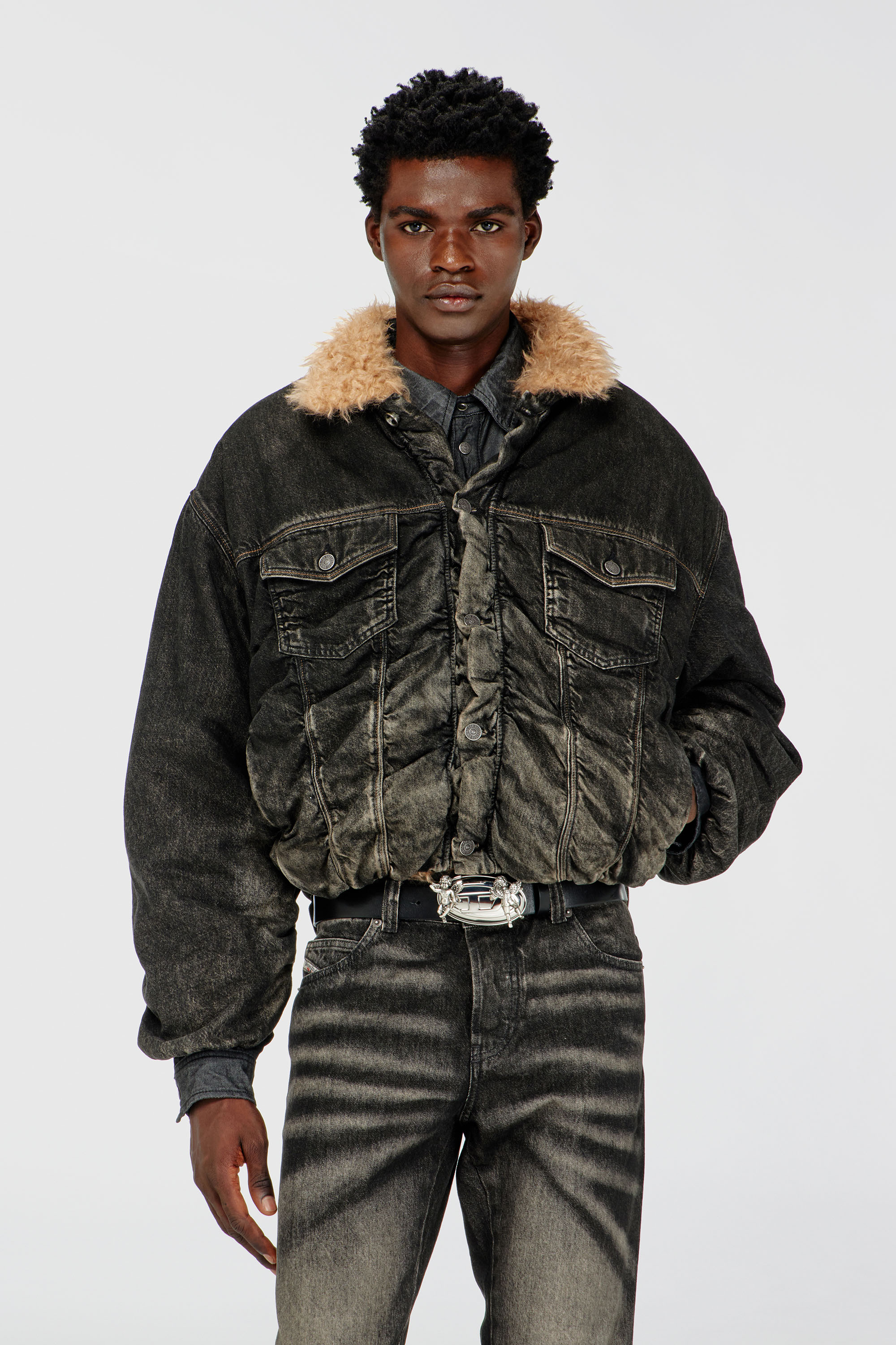Diesel - D-CURLY-FSJ, Giacca trucker foderata in teddy in denim effetto dirty Unisex in Nero - 1