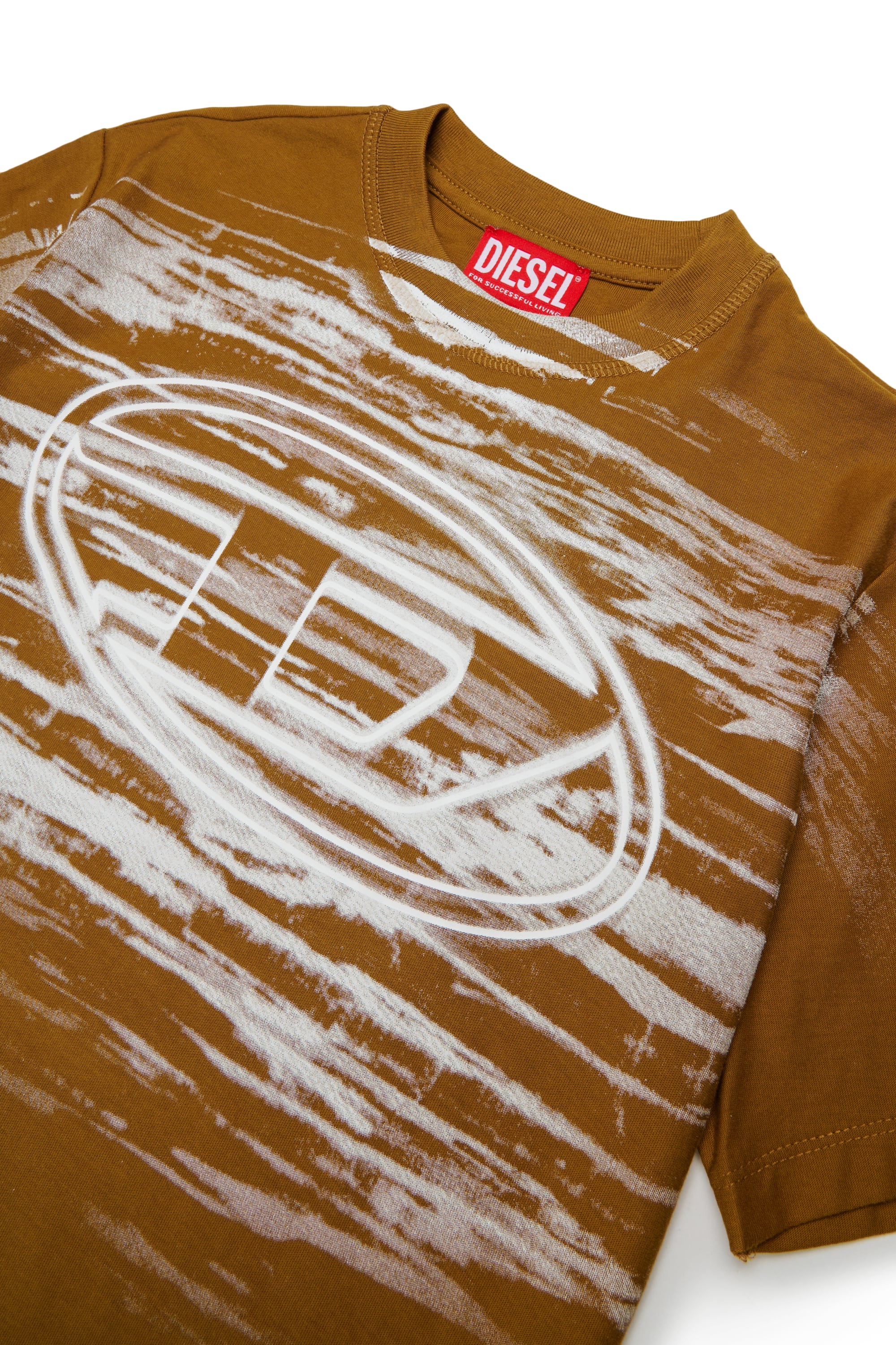 Diesel - TFRIT OVER, T-shirt con logo Oval D ed effetto streaky Uomo in Marrone - 3
