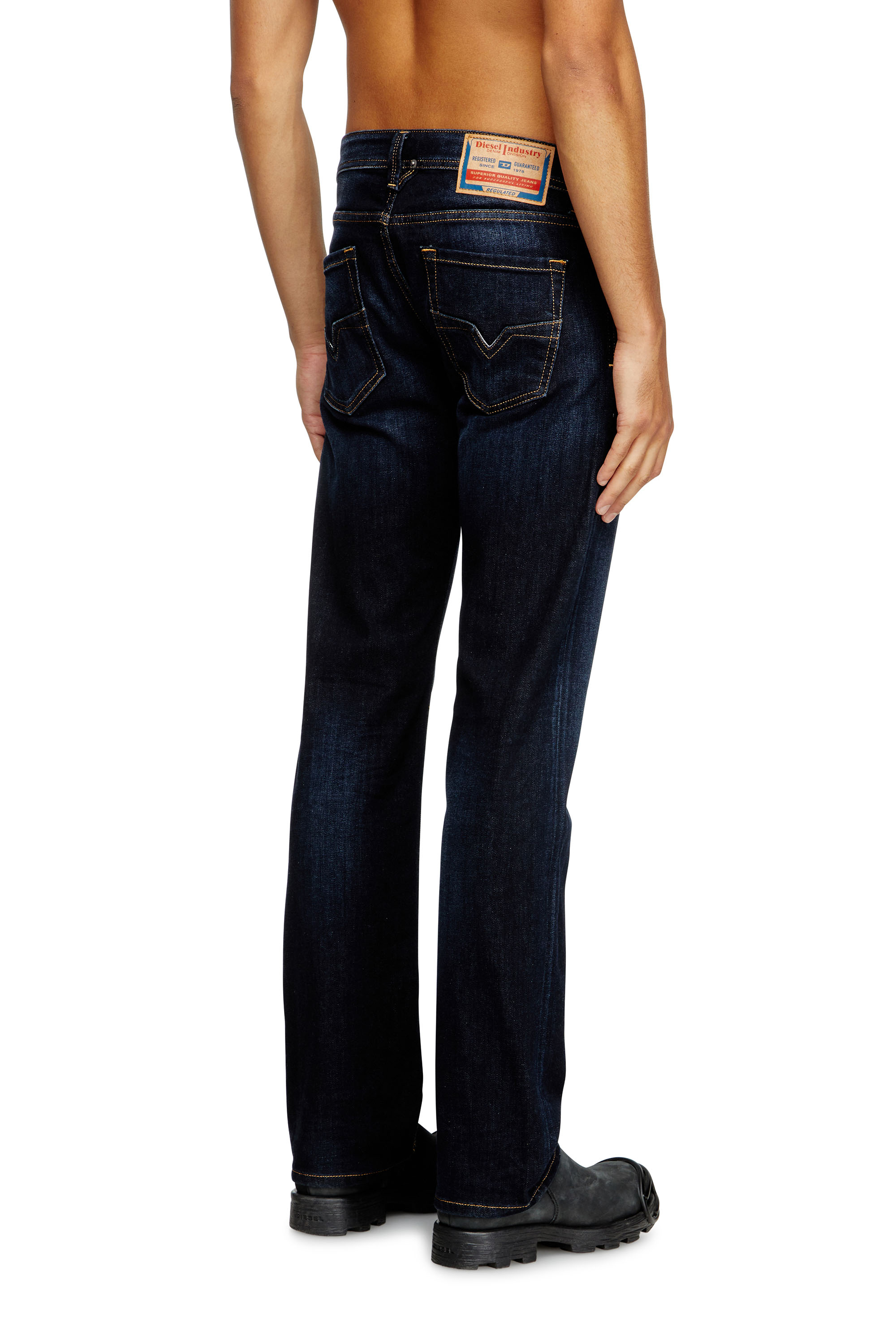 Diesel - Regular Jeans 1985 Larkee 009ZS Uomo, Blu Scuro - Image 4