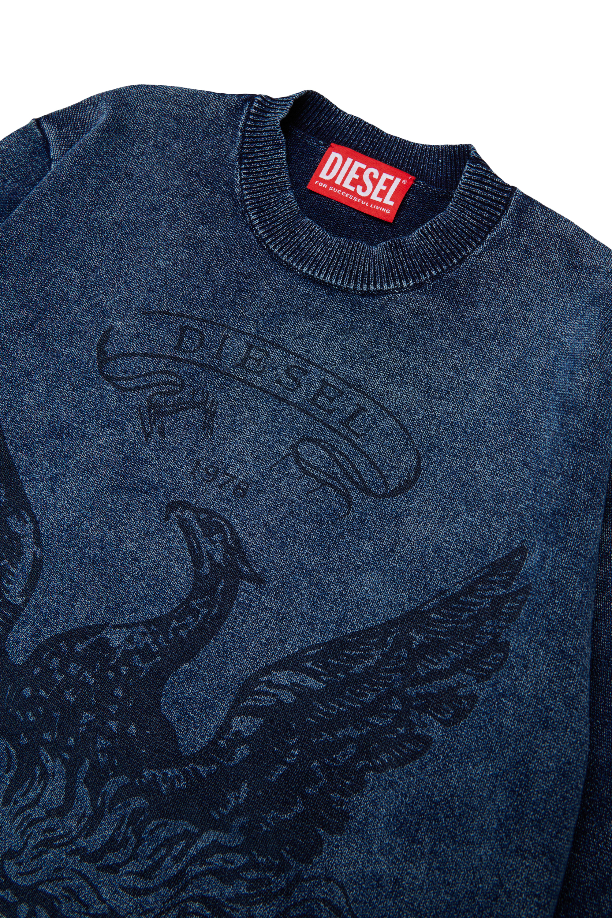 Diesel - KFINNIC OVER, Maglia effetto denim con motivo fenice Uomo in Blu - 3