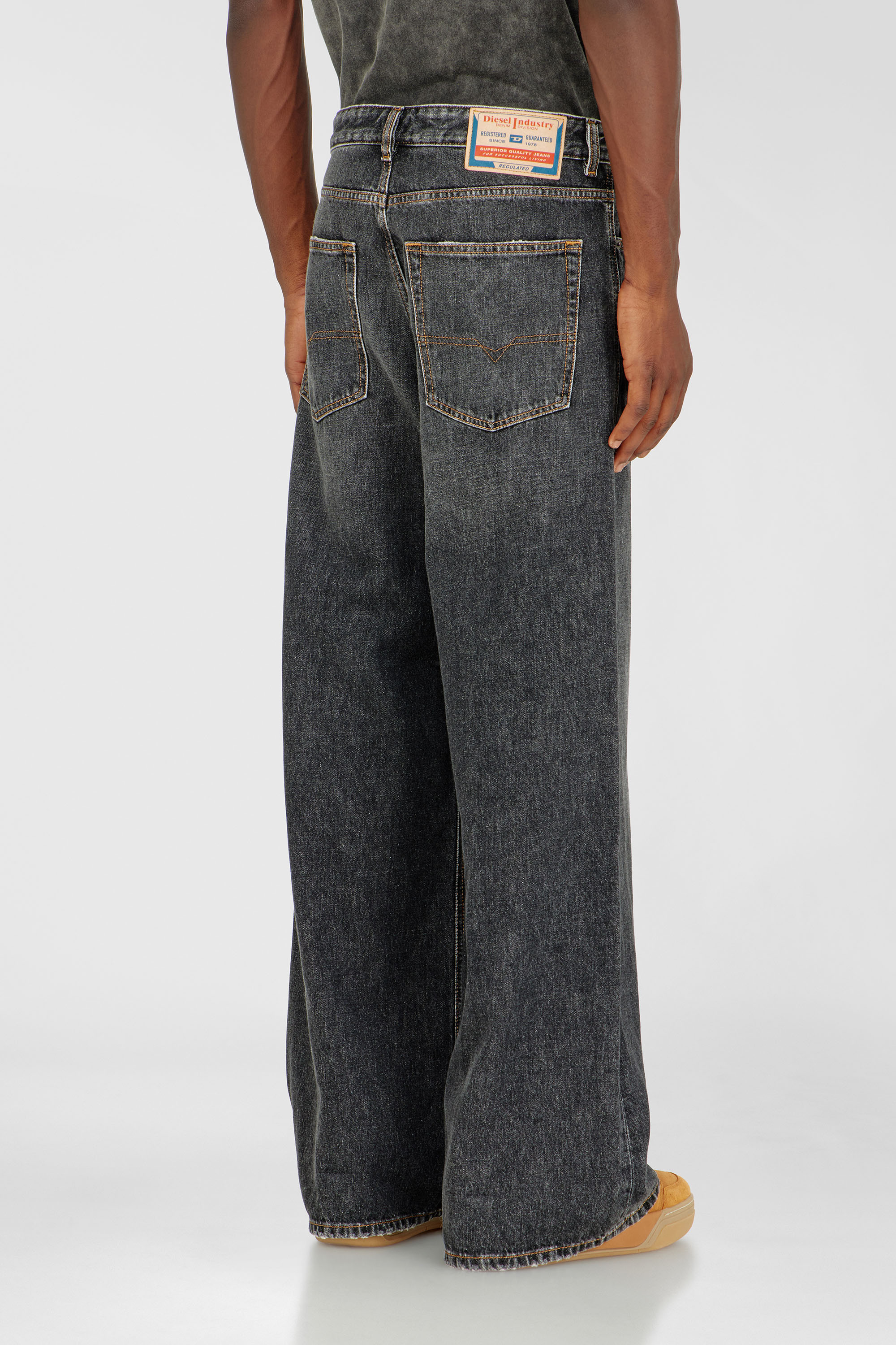 Diesel - Relaxed Jeans D-Rise 007DN Uomo, Nero/Grigio scuro - Image 5
