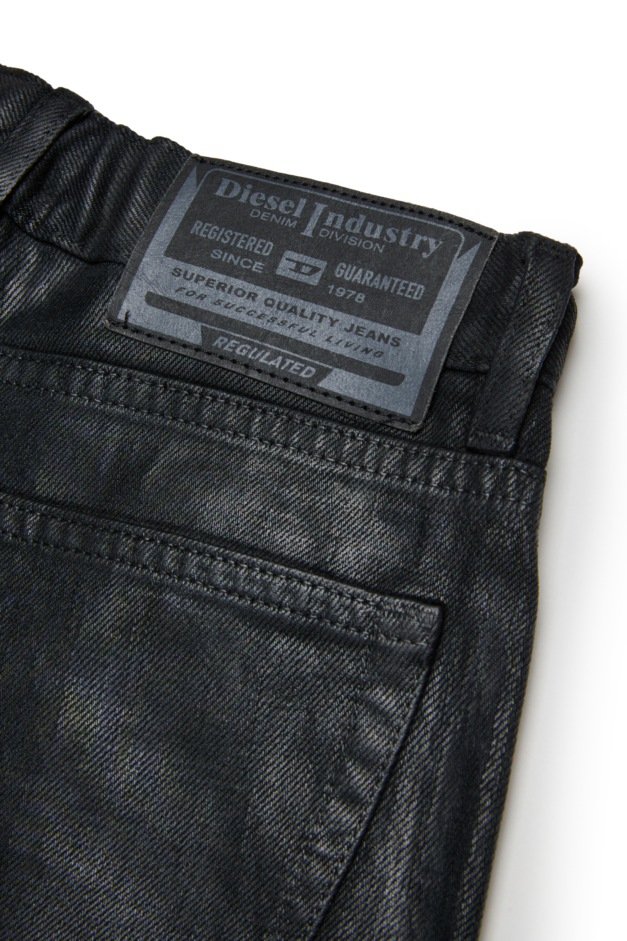 Diesel - D-ARGJX-SHORT-SP-J, Shorts in denim con dettagli sfrangiati Donna in Nero - 4