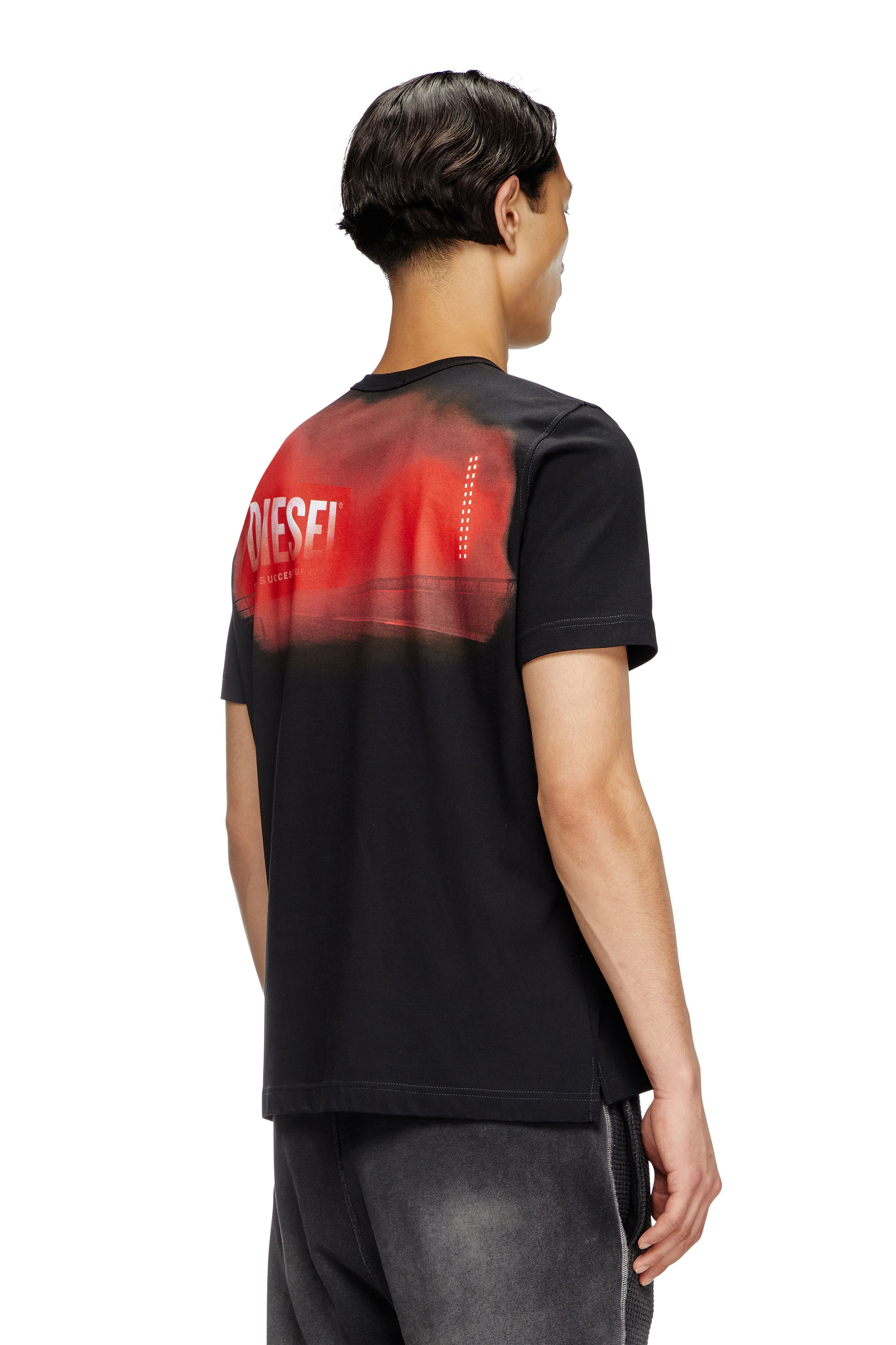 Diesel - T-ADJUST-SLITS-R13, T-shirt con stampa runway Uomo in Nero - 4