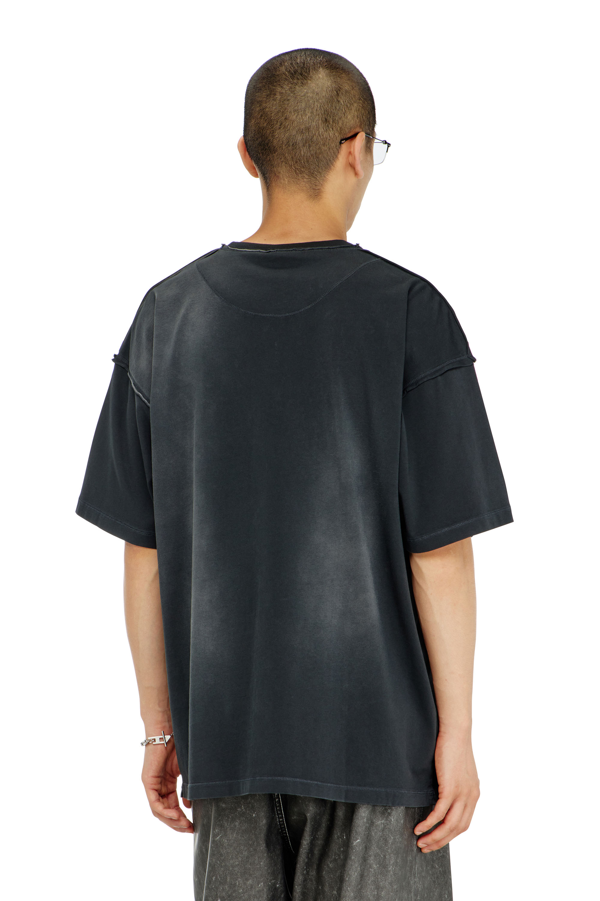 Diesel - T-POCK, T-shirt faded con taschino effetto ripped Uomo in Nero - 4