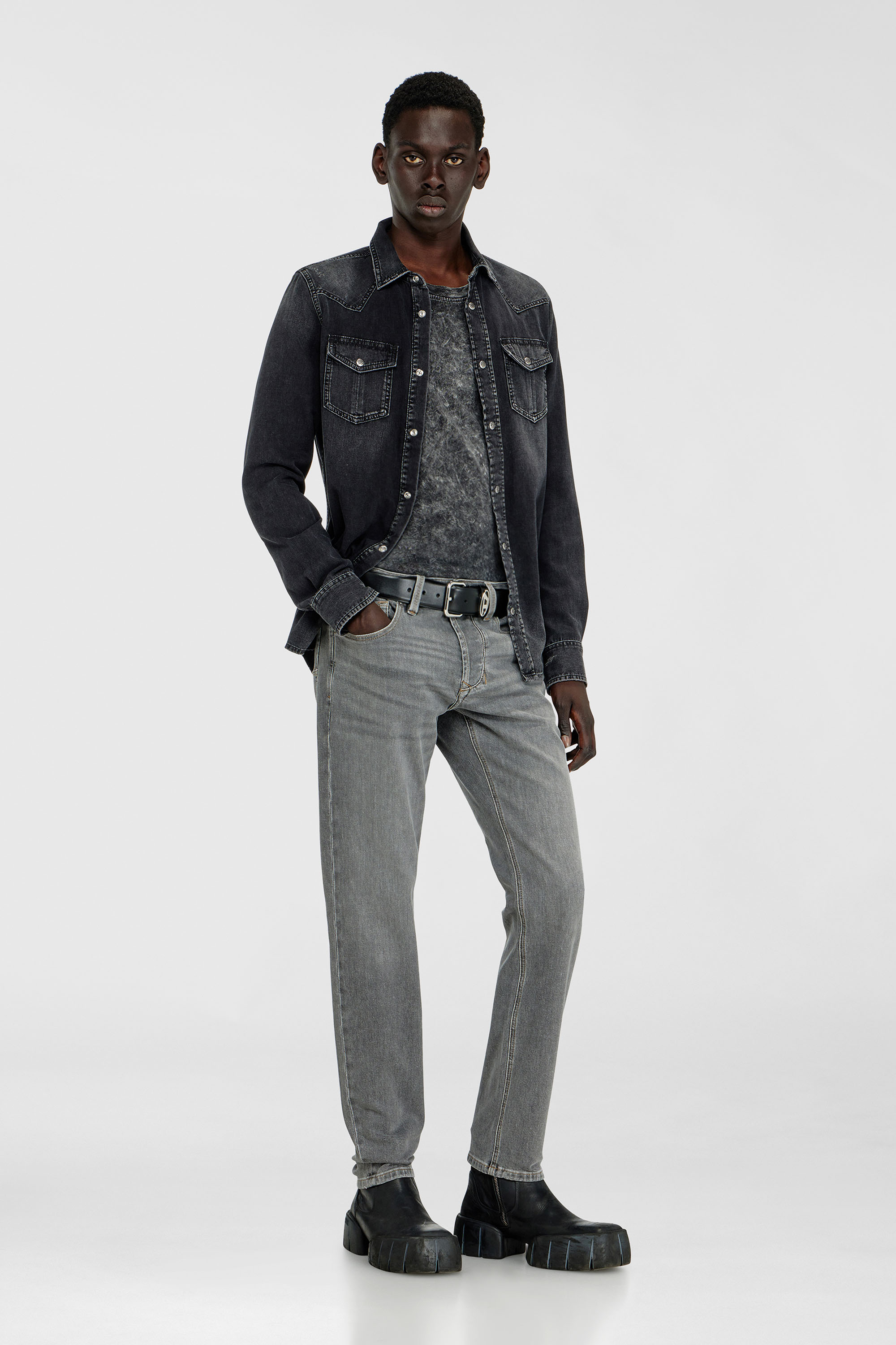 Diesel - Regular Jeans 1986 Larkee-Beex 0KBBI Uomo, Grigio - Image 1