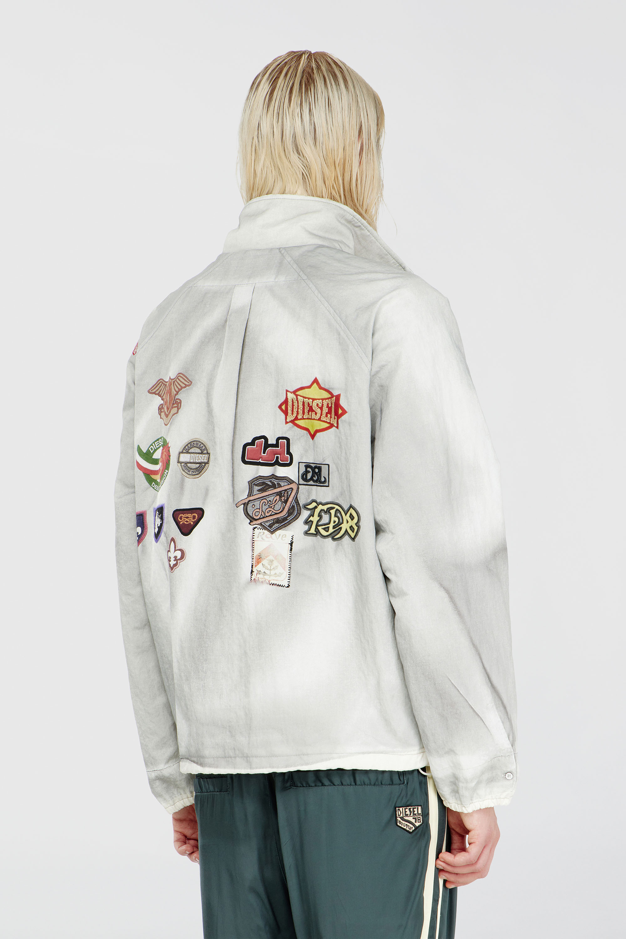 Diesel - J-PATCH, Giacca windbreaker con patch trompe l&rsquo;oeil Uomo in Grigio - 4