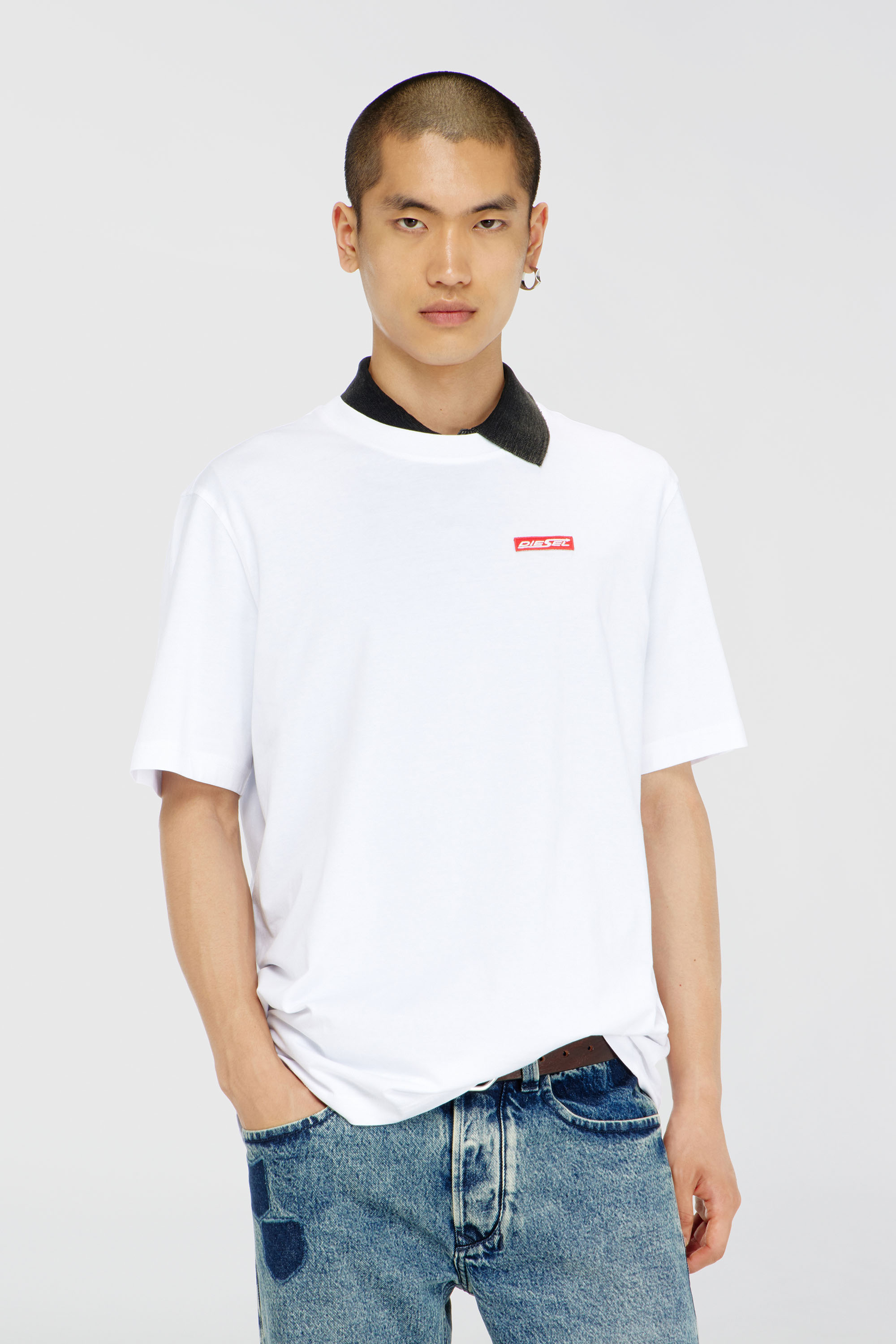 Diesel - T-ADJUST-AA12, T-shirt in cotone con patch logo Uomo in Bianco - 1