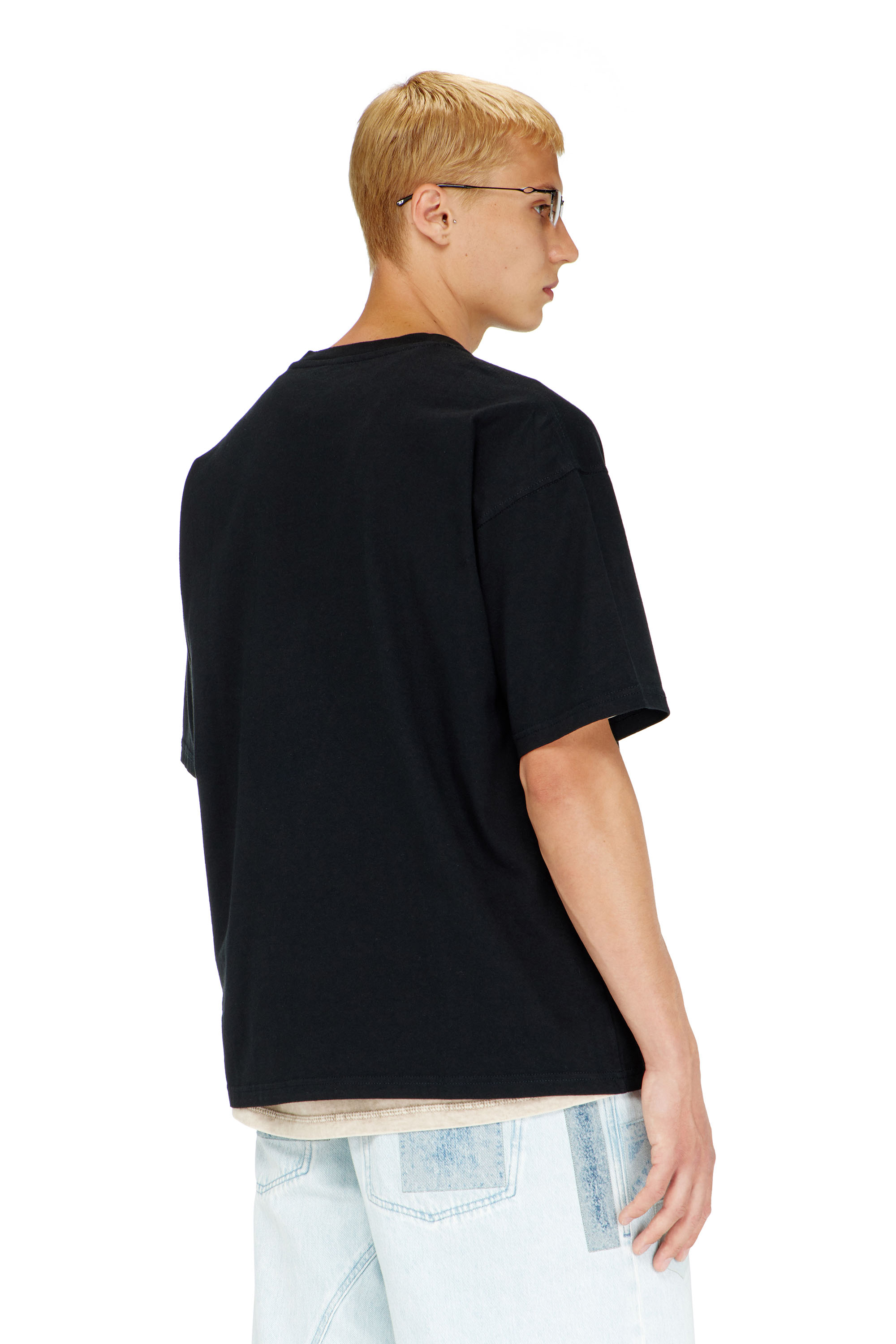 Diesel - T-BOXT-LAB, T-shirt con patch logo jacquard Uomo in Nero - 4