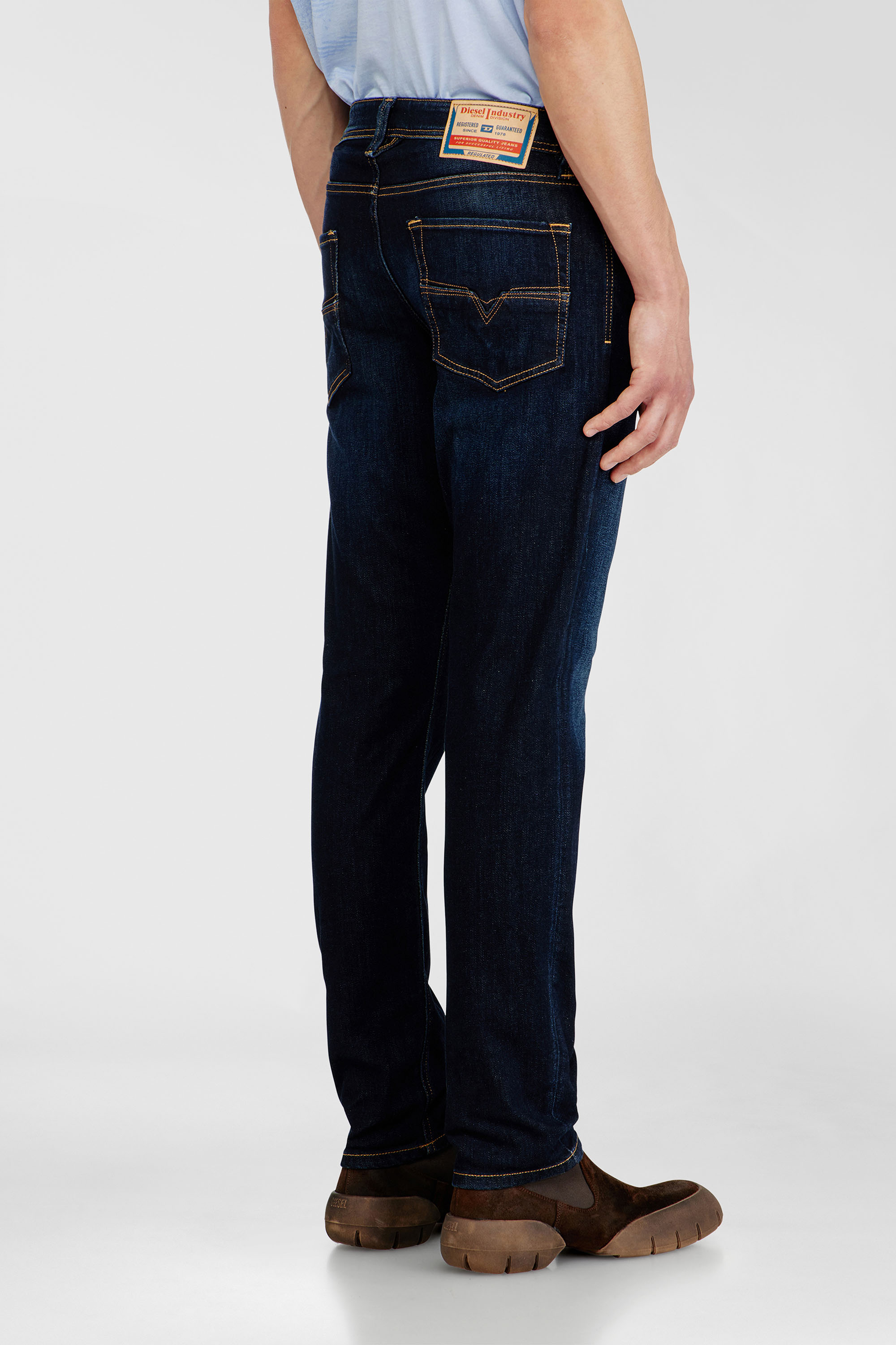 Diesel - Regular Jeans 1986 Larkee-Beex 09Q15 Uomo, Blu Scuro - Image 5