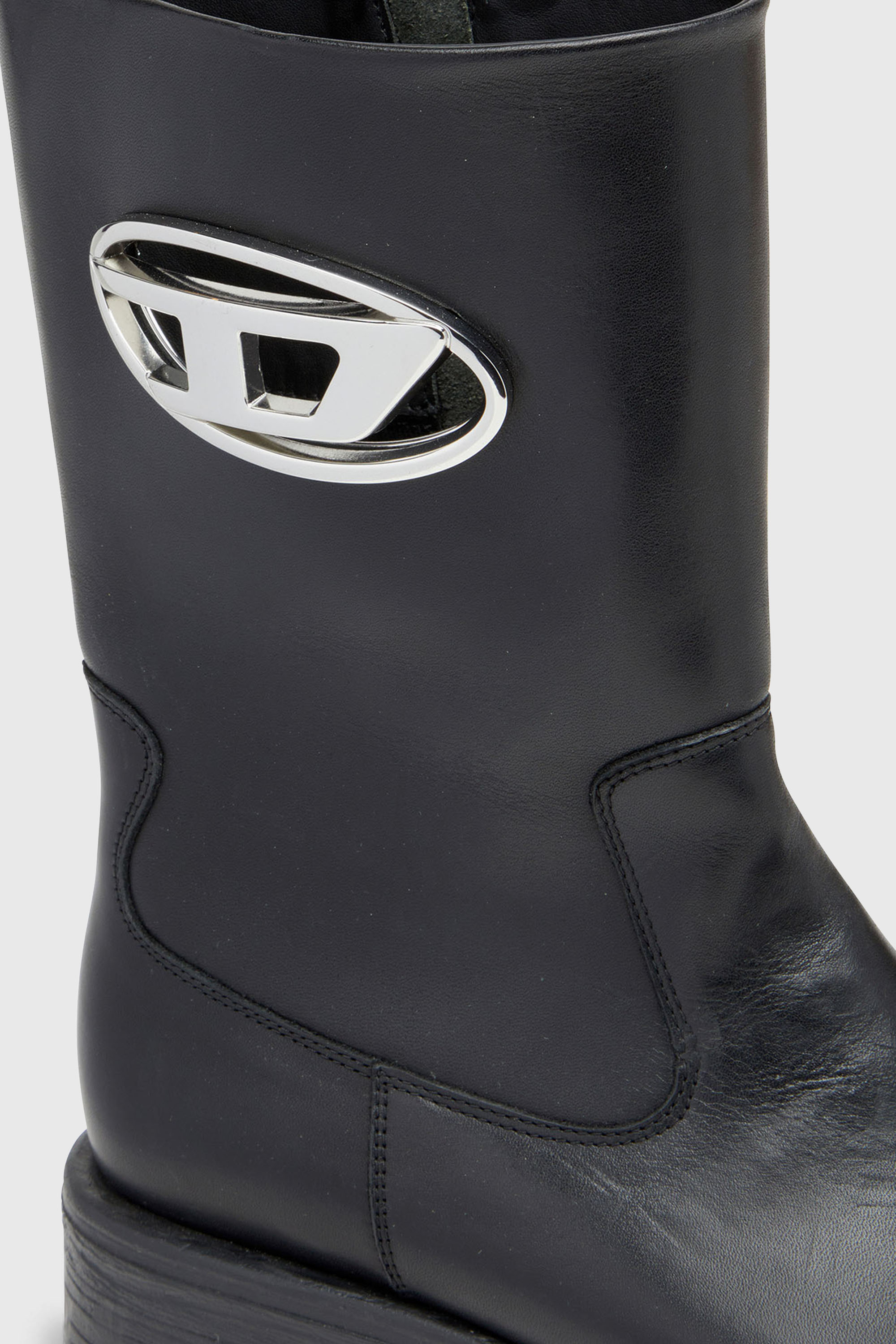 Diesel - D-HAMMER BKR D W, D-Hammer-Anfibi cut-out in pelle con logo in metallo Donna in Nero - 6