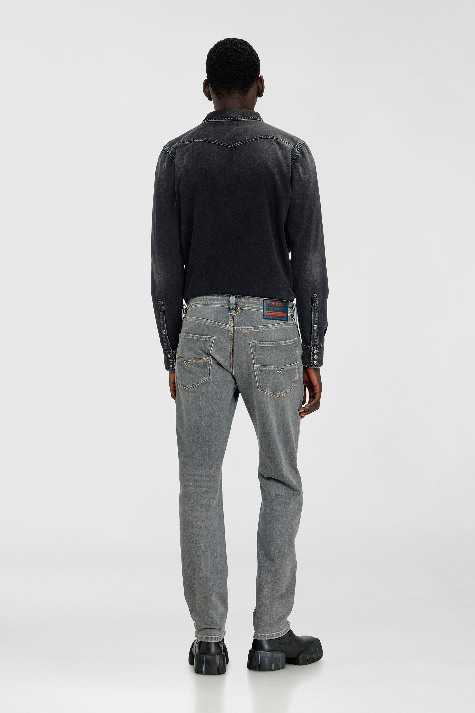 Diesel - Regular Jeans 1986 Larkee-Beex 0KBBI Uomo, Grigio - Image 3