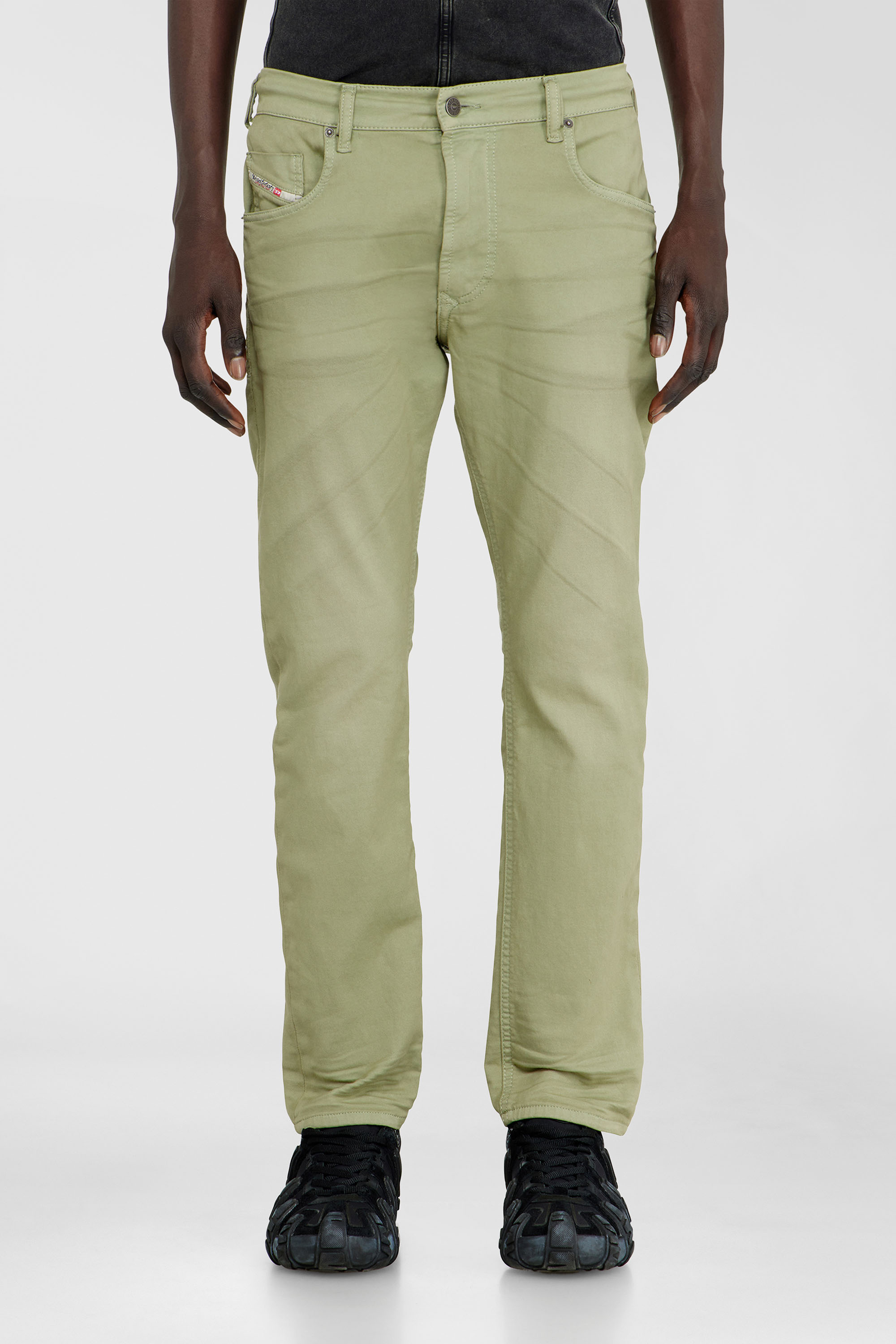 Diesel - Regular 2032 D-Krooley-BW Joggjeans&reg; 0670M Uomo, Verde Oliva - Image 1